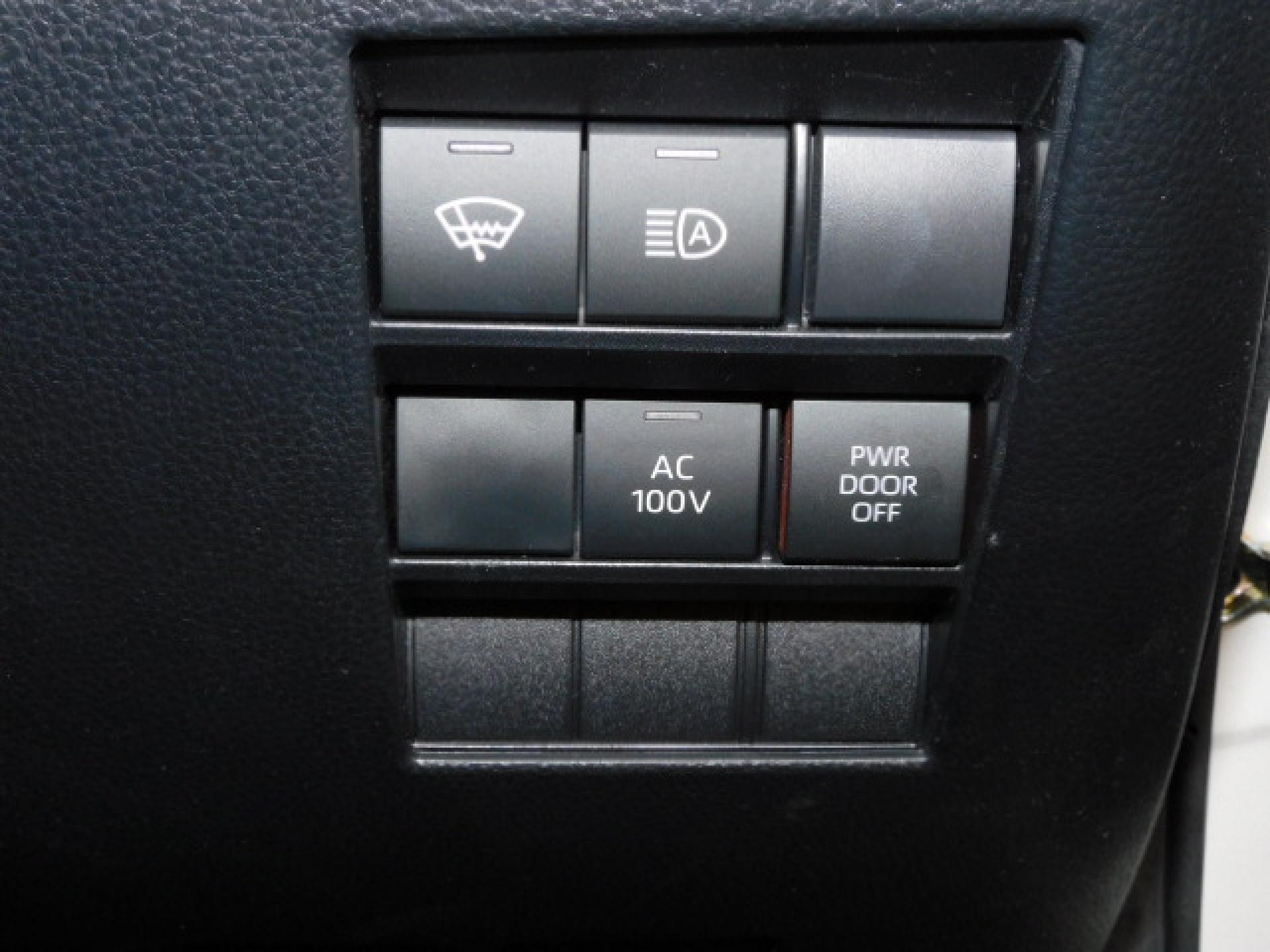 ウィンドシールドデアイサー＆PTCヒーター（※）メーカーオプション 寒冷地仕様、オートマチックハイビーム、AC100V/1500Wメインスイッチ、パワードアメインスイッチ