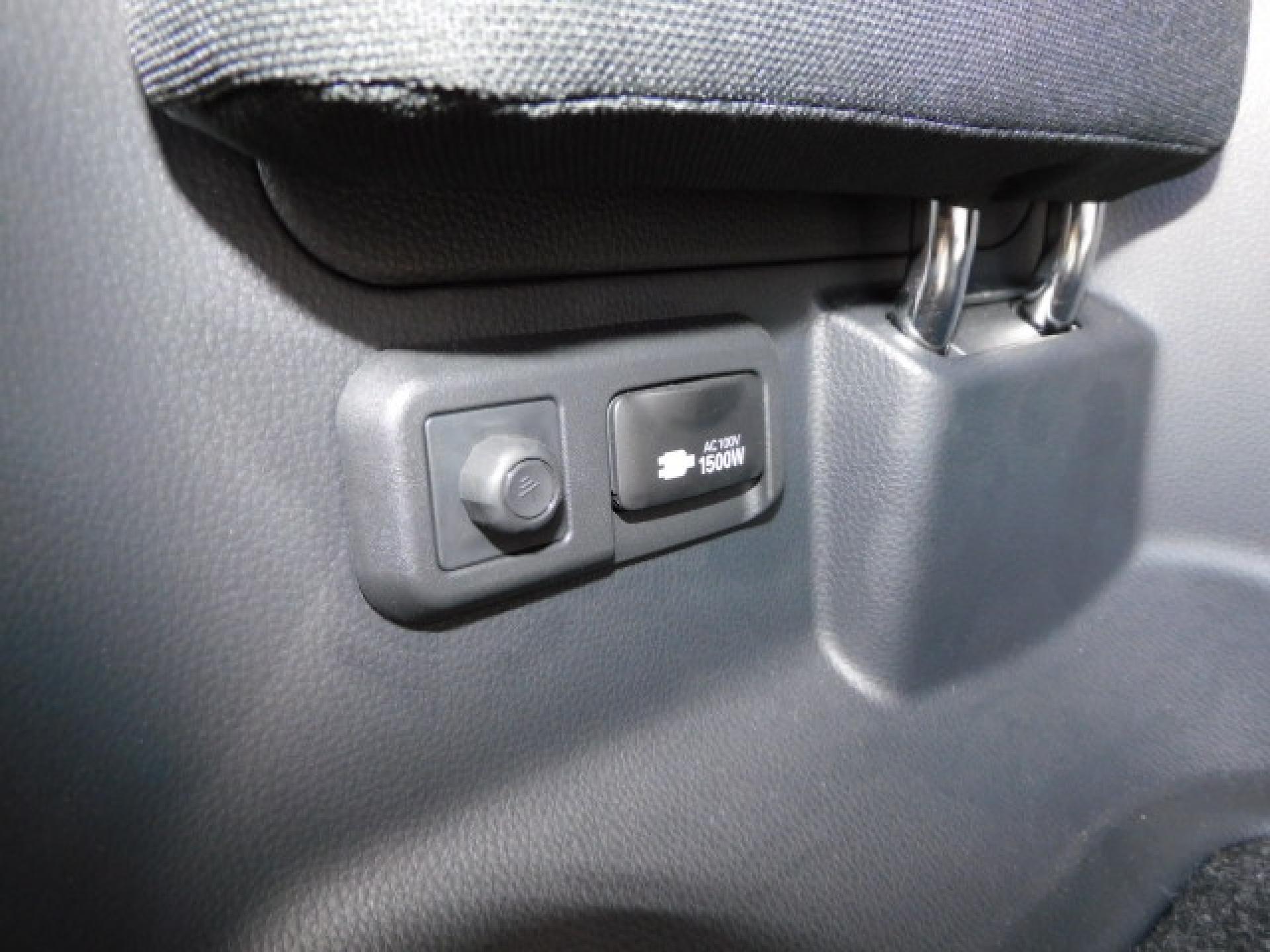 サードシート左後方には便利なACコンセントが付いております。