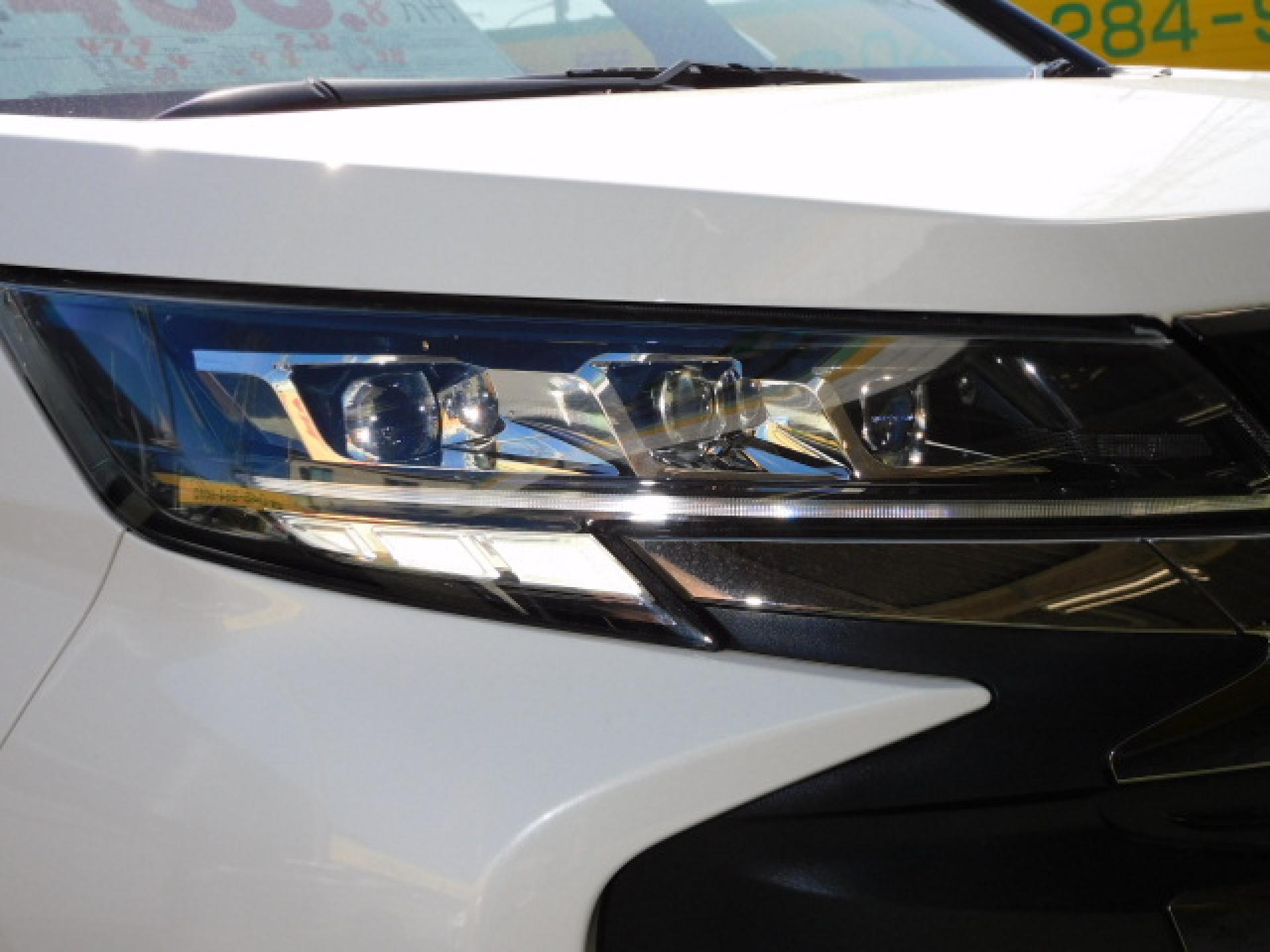 オートレベリング機能付プロジェクター式3眼LEDヘッドランプ＋アダプティブハイビームシステム（※）メーカーオプション