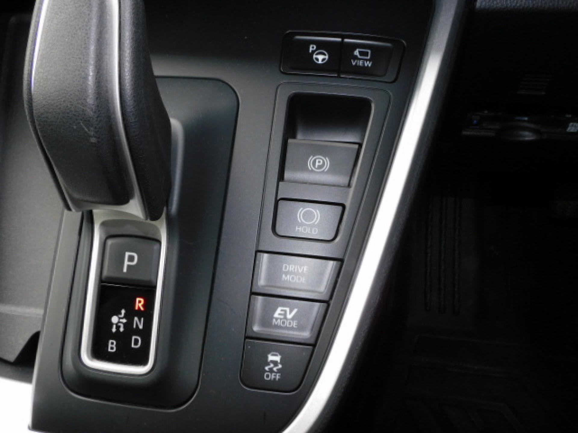 （上から）アドバンストパーク、パノラミックビューモニター（※）メーカーオプション トヨタチームメイト、電動パーキングブレーキ＆ブレーキホールド、ドライブモード、TRC