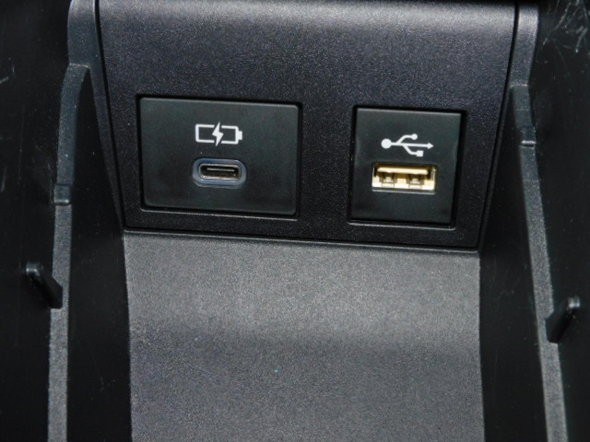 シフト横小物入れ内に充電用USB（Type-C）、通信用USB（Type-A）、各1個付いています。