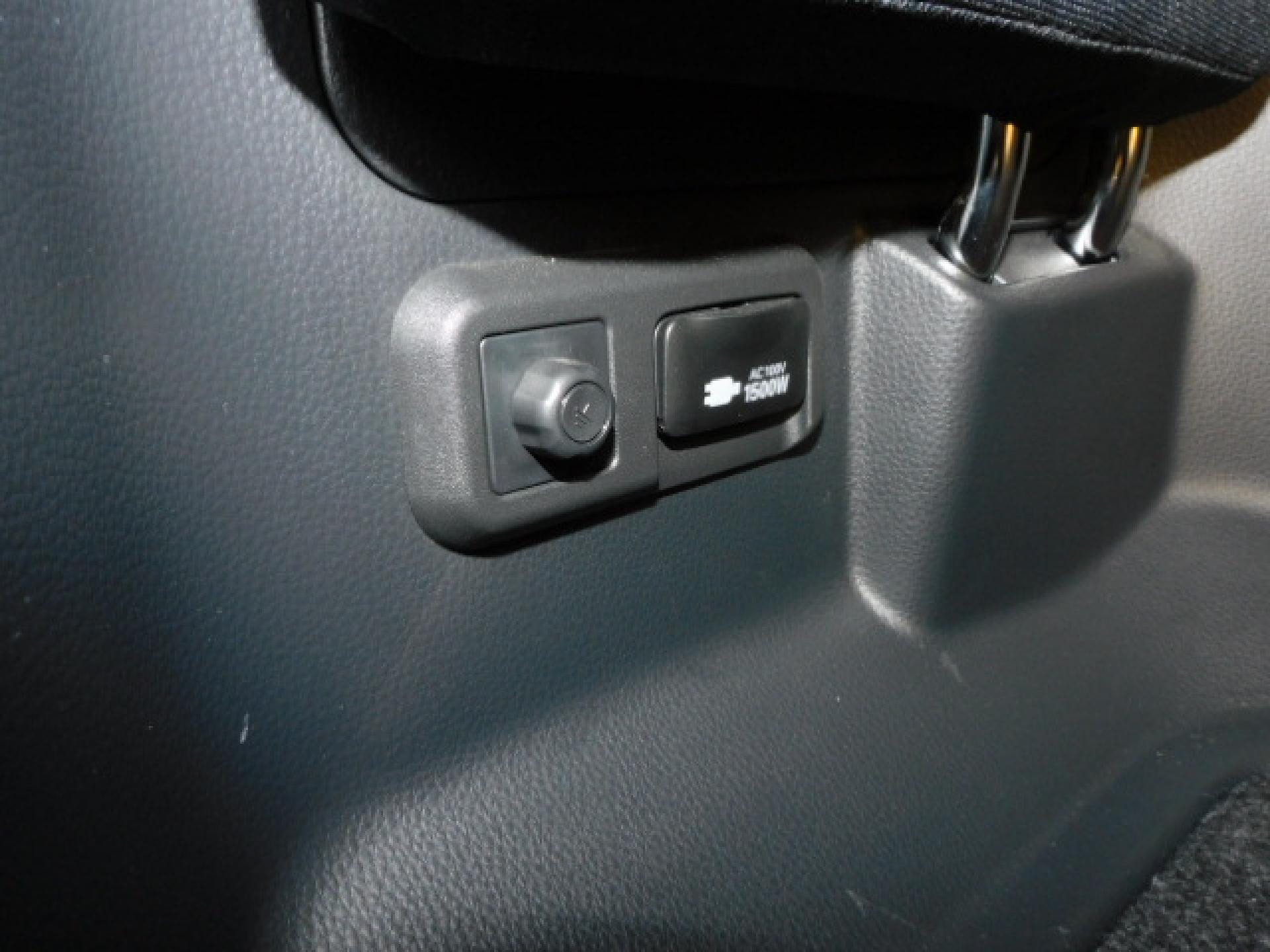 サードシート左後方には便利なACコンセントが付いております。