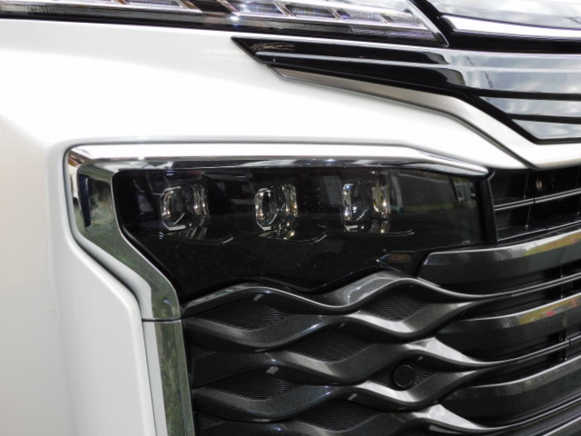 オートレベリング機能付プロジェクター式3眼LEDヘッドランプ＋アダプティブハイビームシステム（※）メーカーオプション