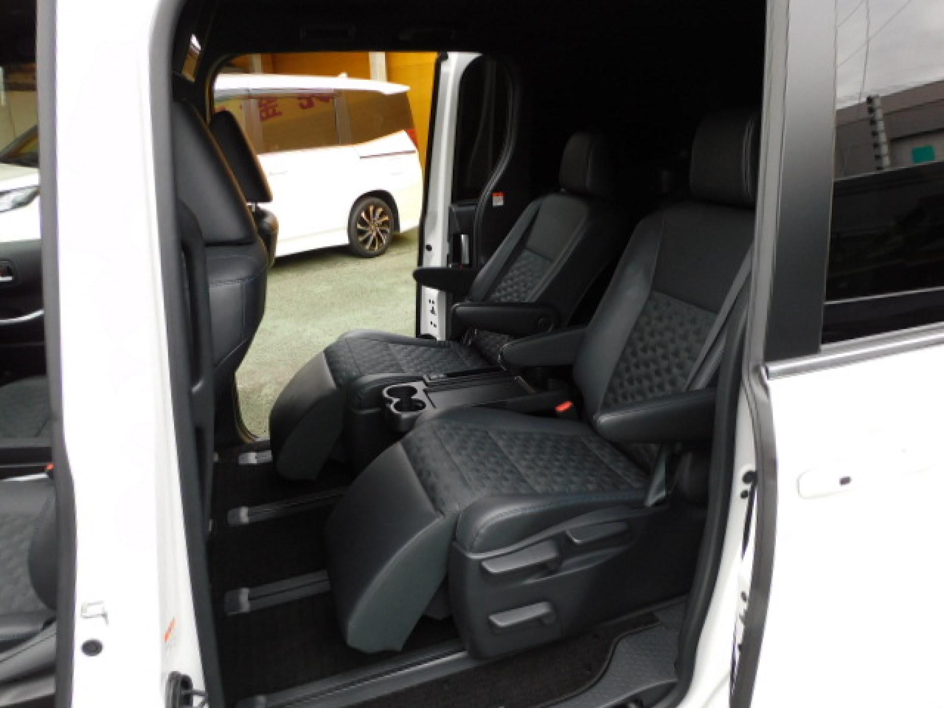 7人乗り（超ロングスライド＋リクライニング＋両側アームレスト）、折りたたみ式サイドテーブル、オットマン＆シートヒーター（※）メーカーオプション快適利便パッケージHigh