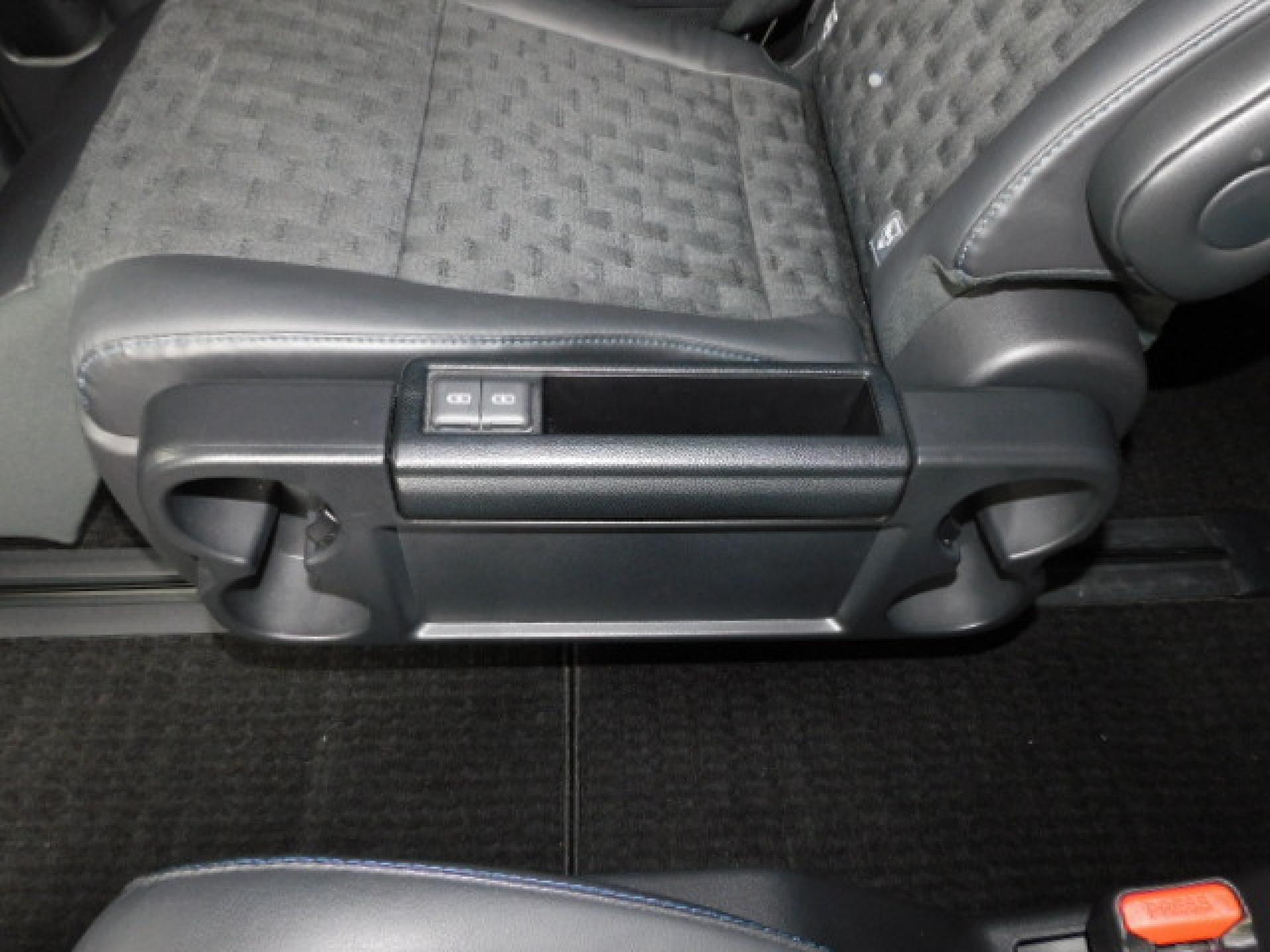 折りたたみ式セカンドシートサイドテーブル（カップホルダー×4・充電用USB×2）