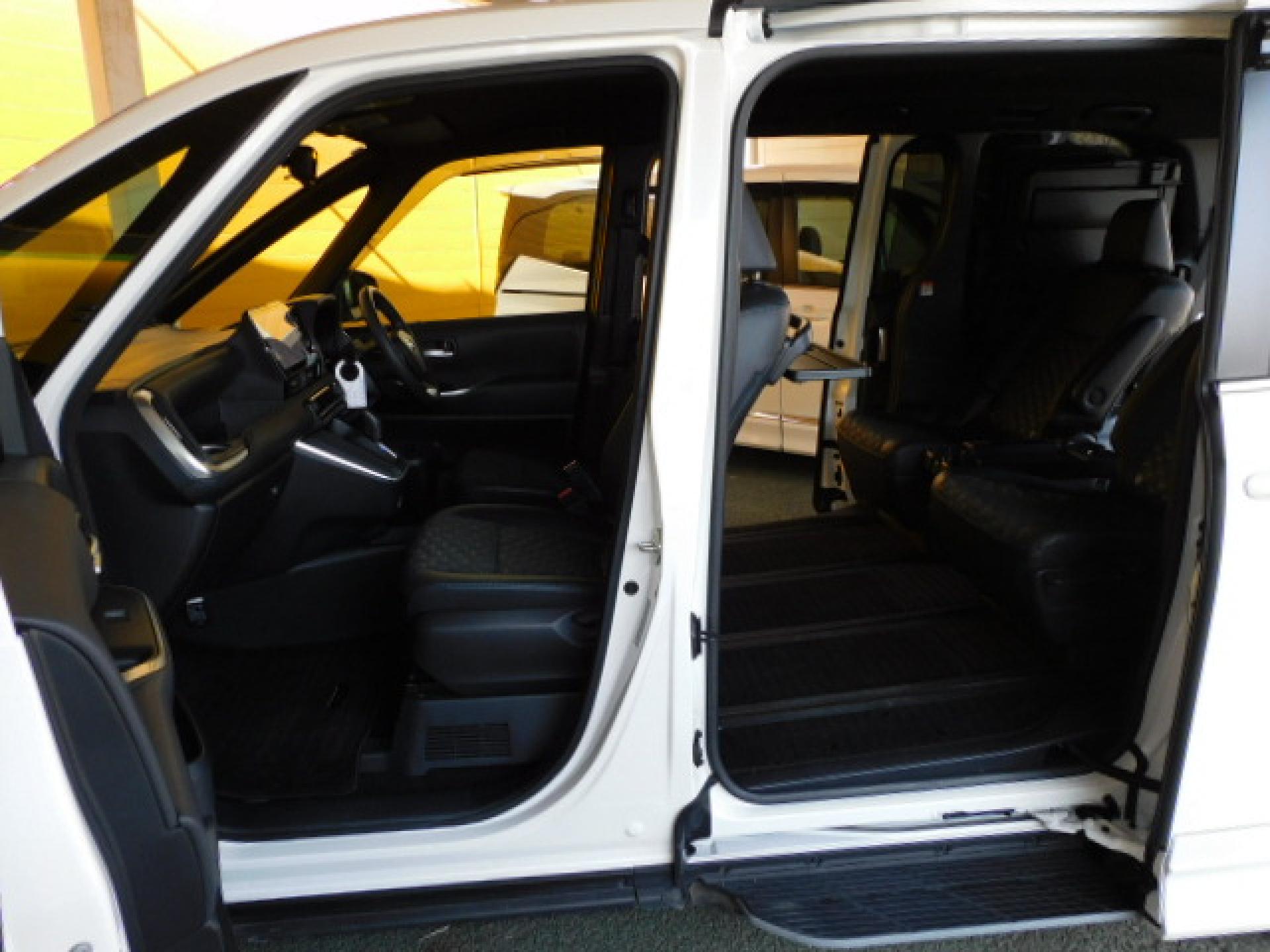 超ロングスライドモードでのシートアレンジです。シートバックテーブル(※)ディーラーオプション