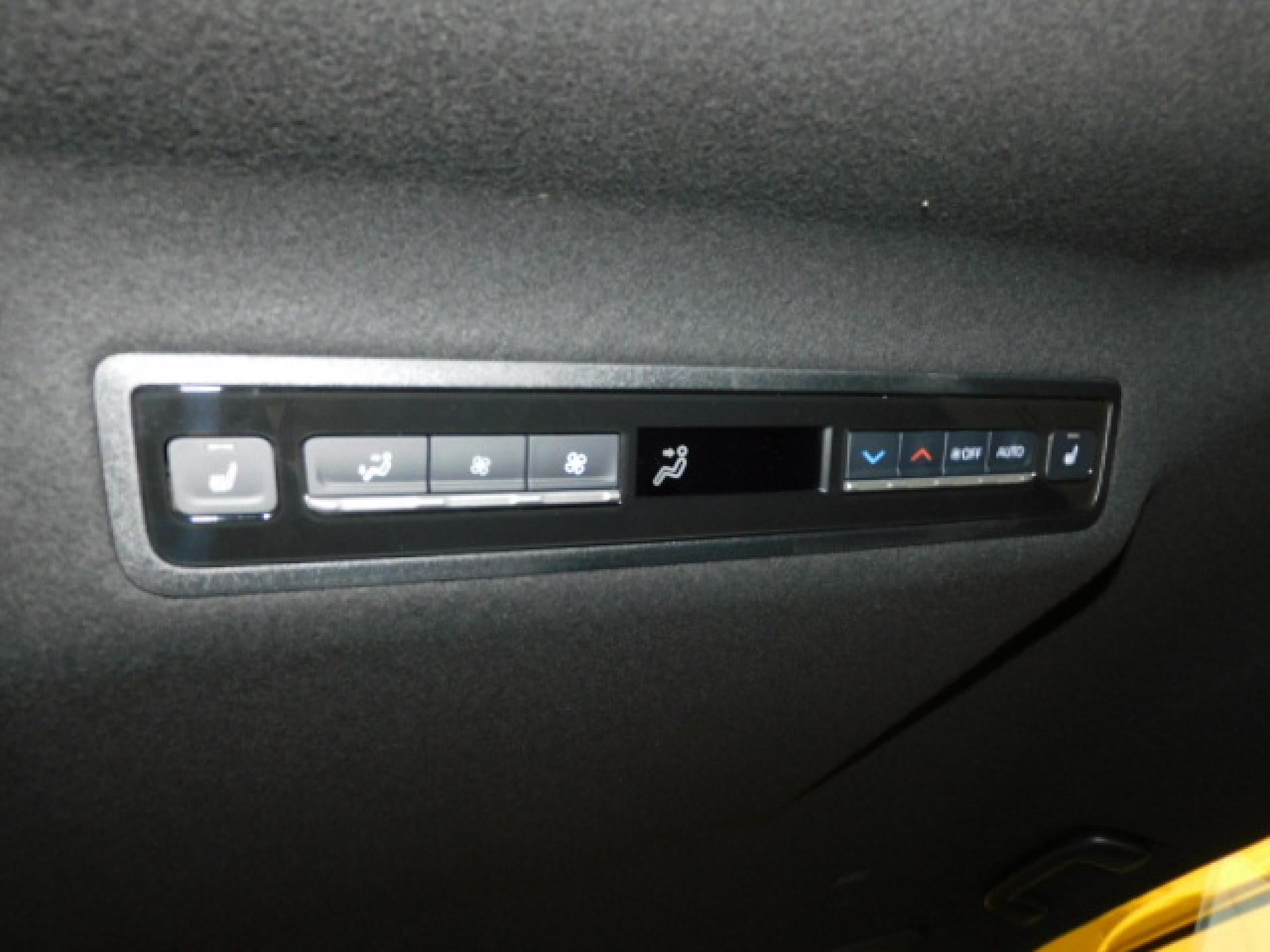 後席オートエアコン、2列目シートヒーター(※)メーカーオプション快適利便パッケージHigh