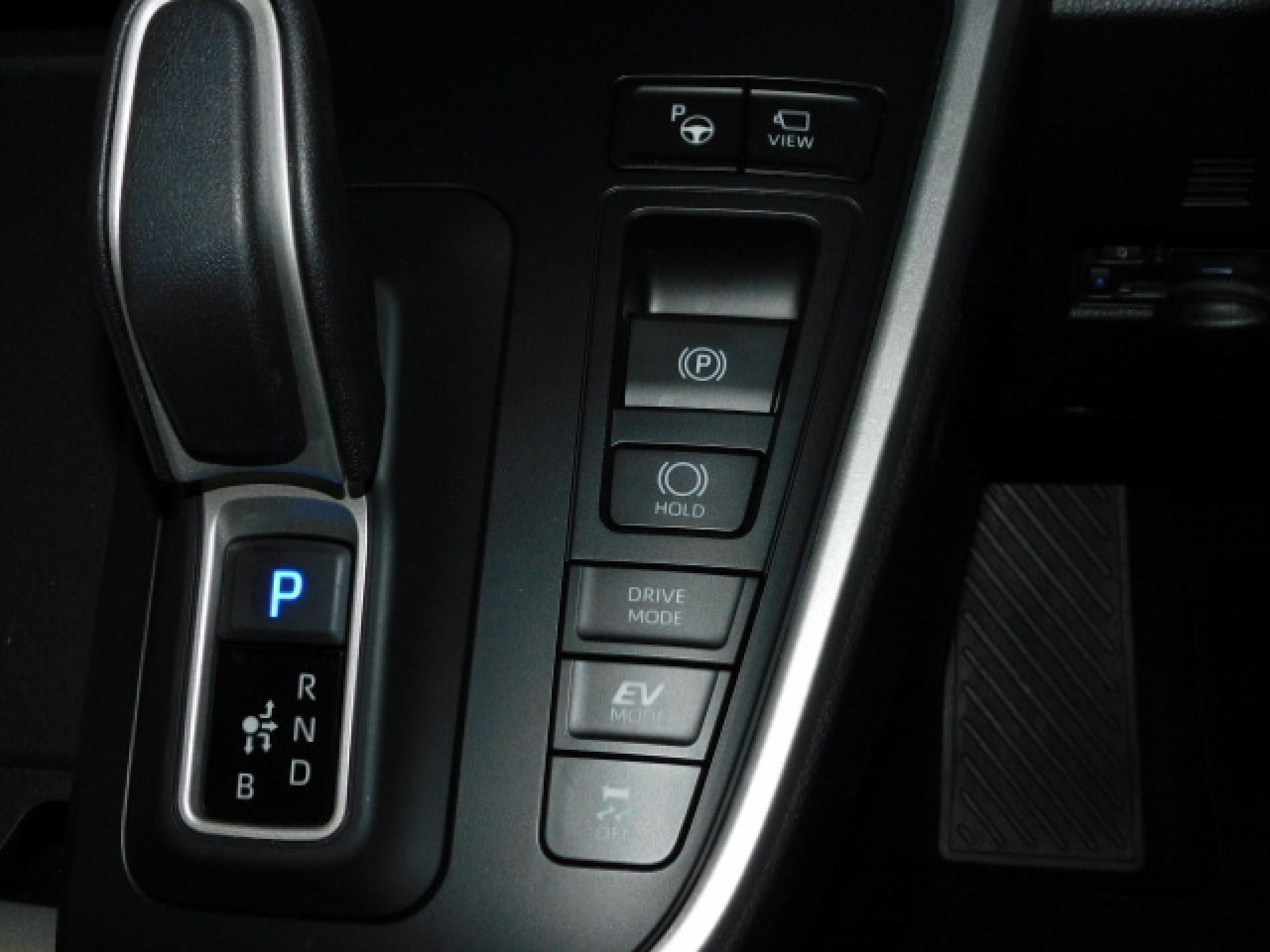 (上から)アドバンストパーク、パノラミックビューモニター(※)メーカーオプション トヨタチームメイト、電動パーキングブレーキ&ブレーキホールド、ドライブモード、TRC