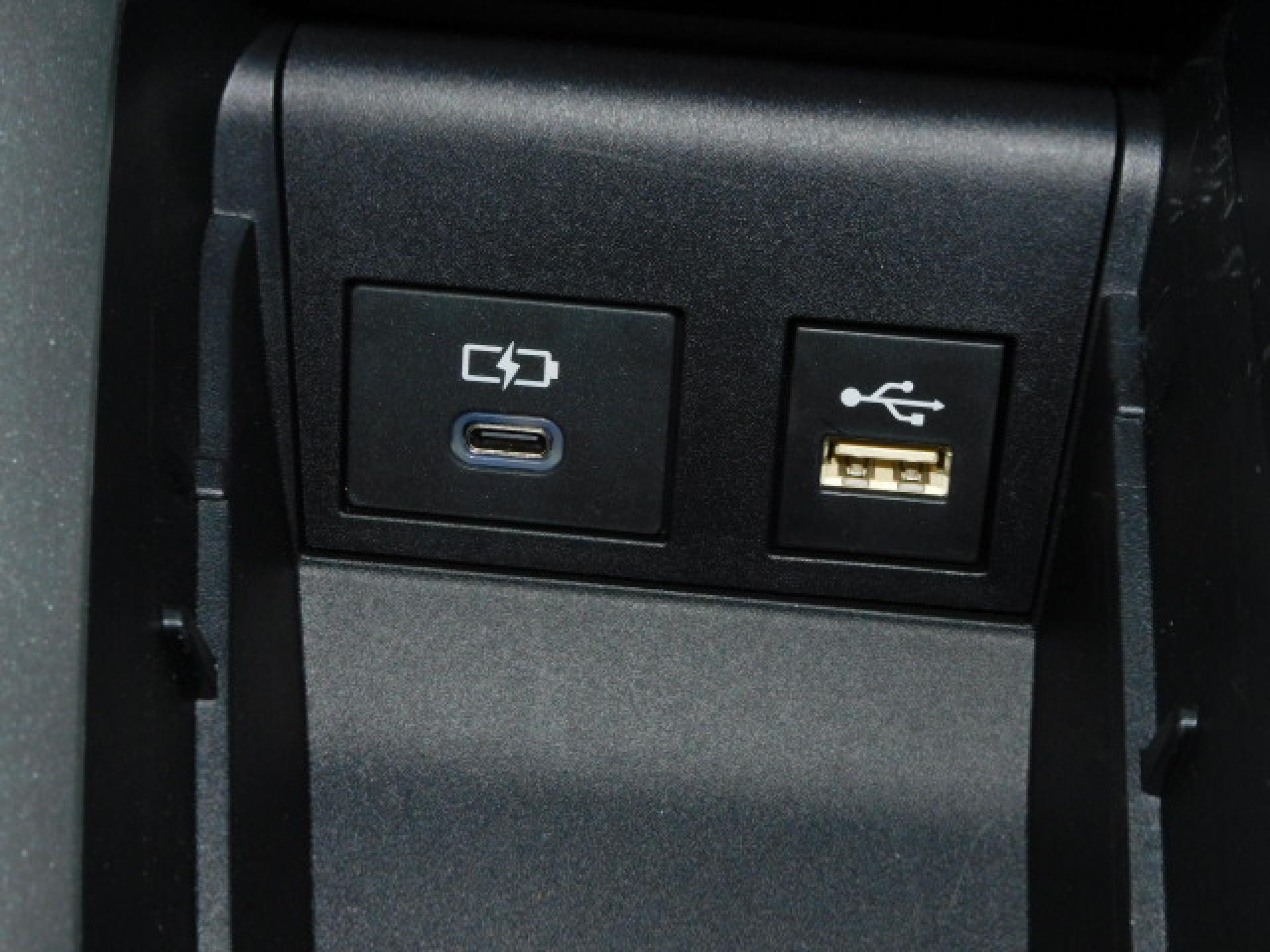 シフト横小物入れ内に充電用USB(Type-C)、通信用USB(Type-A)、各1個付いています。