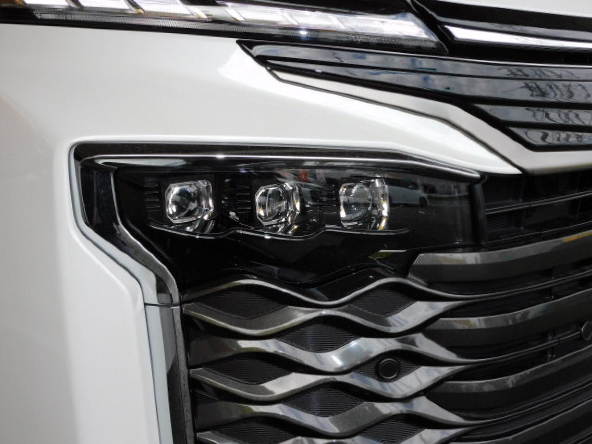 オートレベリング機能付プロジェクター式3眼LEDヘッドランプ+アダプティブハイビームシステム(※)メーカーオプション