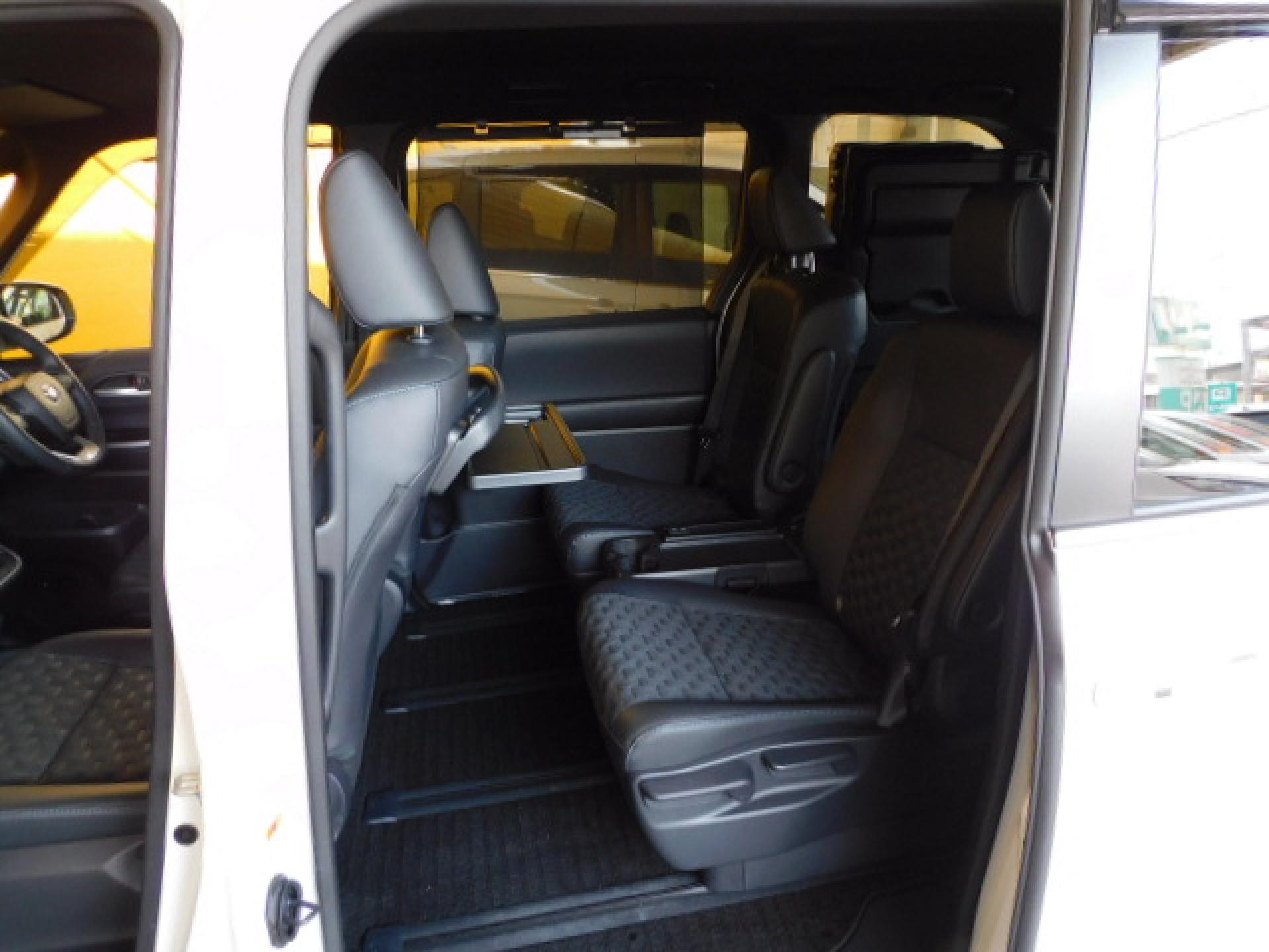 7人乗り(超ロングスライド+リクライニング+両側アームレスト)、折りたたみ式サイドテーブル、シートヒーター(※)メーカーオプション快適利便パッケージHigh