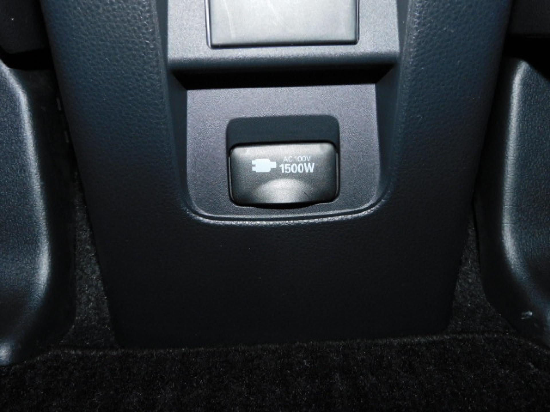 1500Wコンセント(センターコンソール後部)