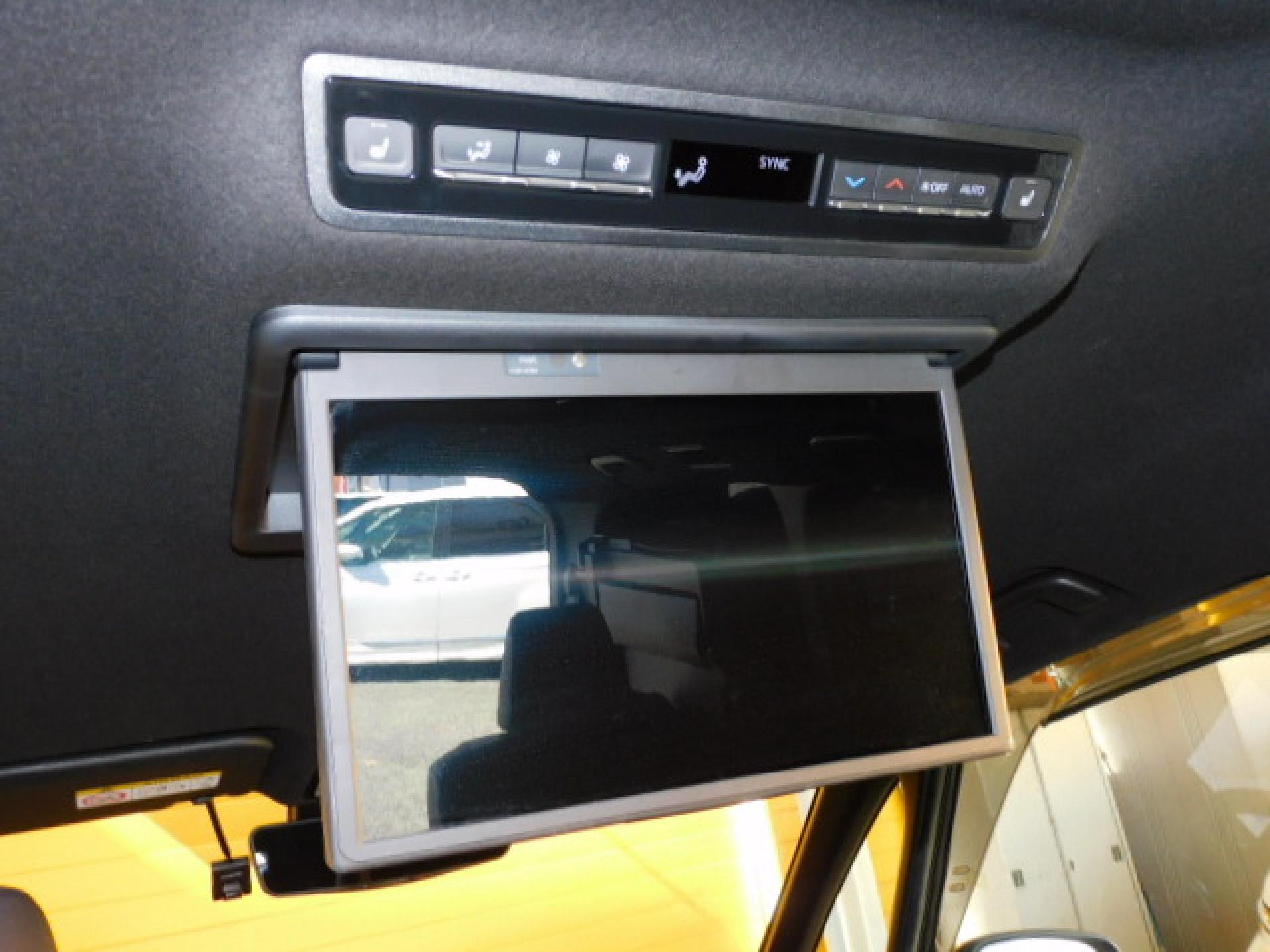 純正14インチ有機EL後席フリップダウンモニター(V14T-R72R)、後席オートエアコン、2列目シートヒーター(※)メーカーオプション快適利便パッケージHigh