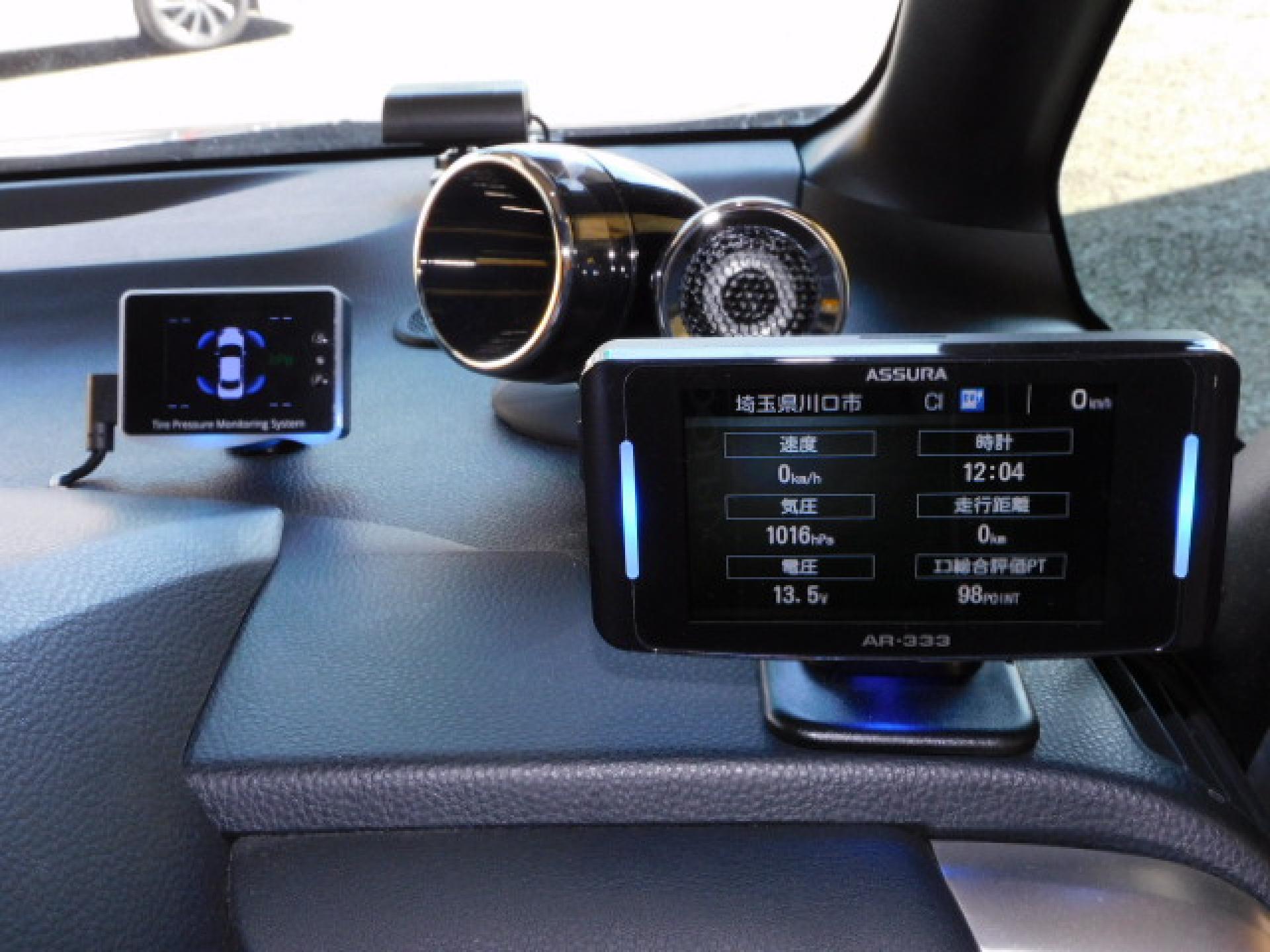 (左)タイヤ空気圧センサー、(右)セルスターGPSレーダー探知機 (ASSURA AR-333)