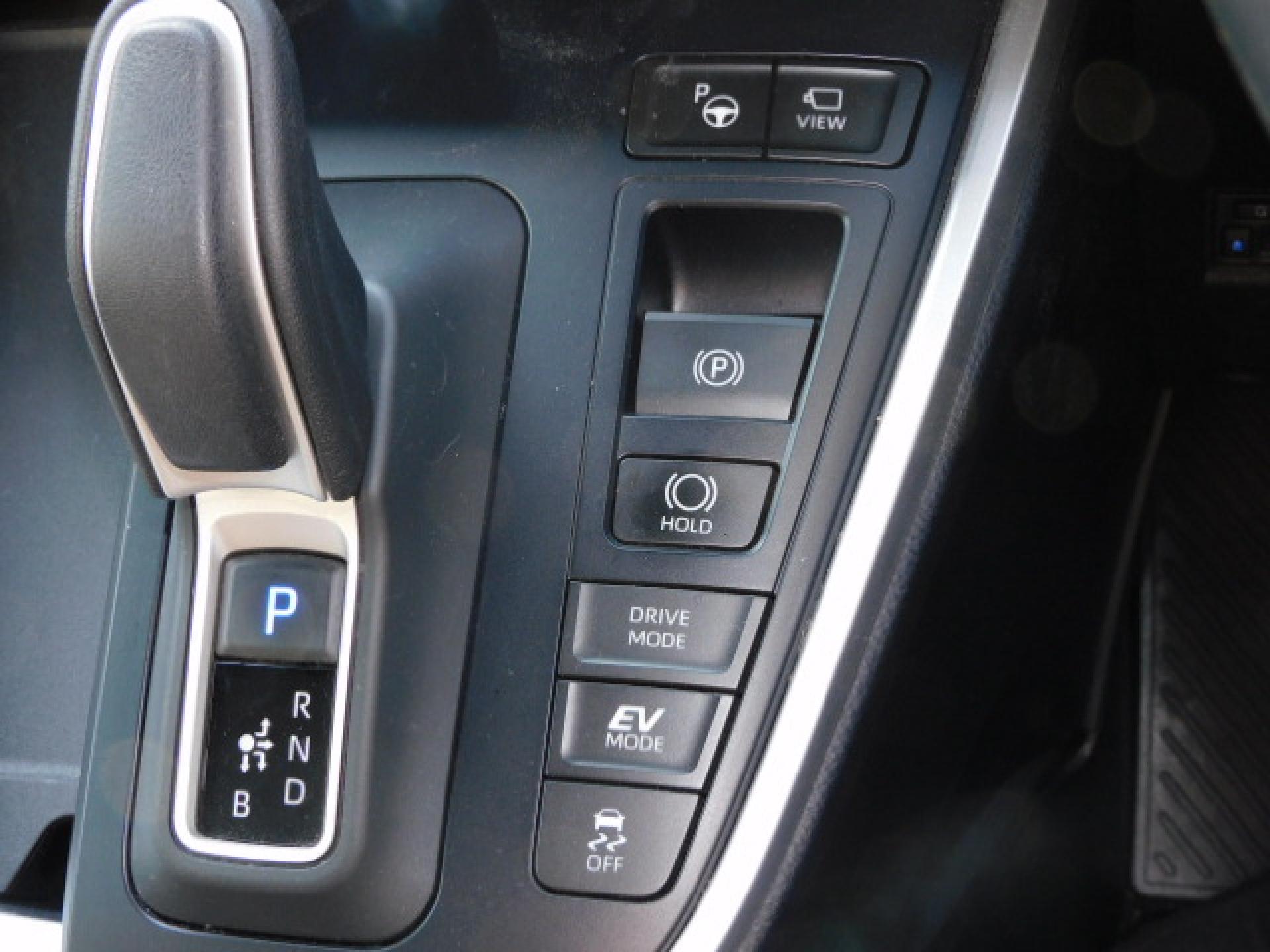 (上から)アドバンストパーク、パノラミックビューモニター(※)メーカーオプション トヨタチームメイト、電動パーキングブレーキ&ブレーキホールド、ドライブモード、TRC