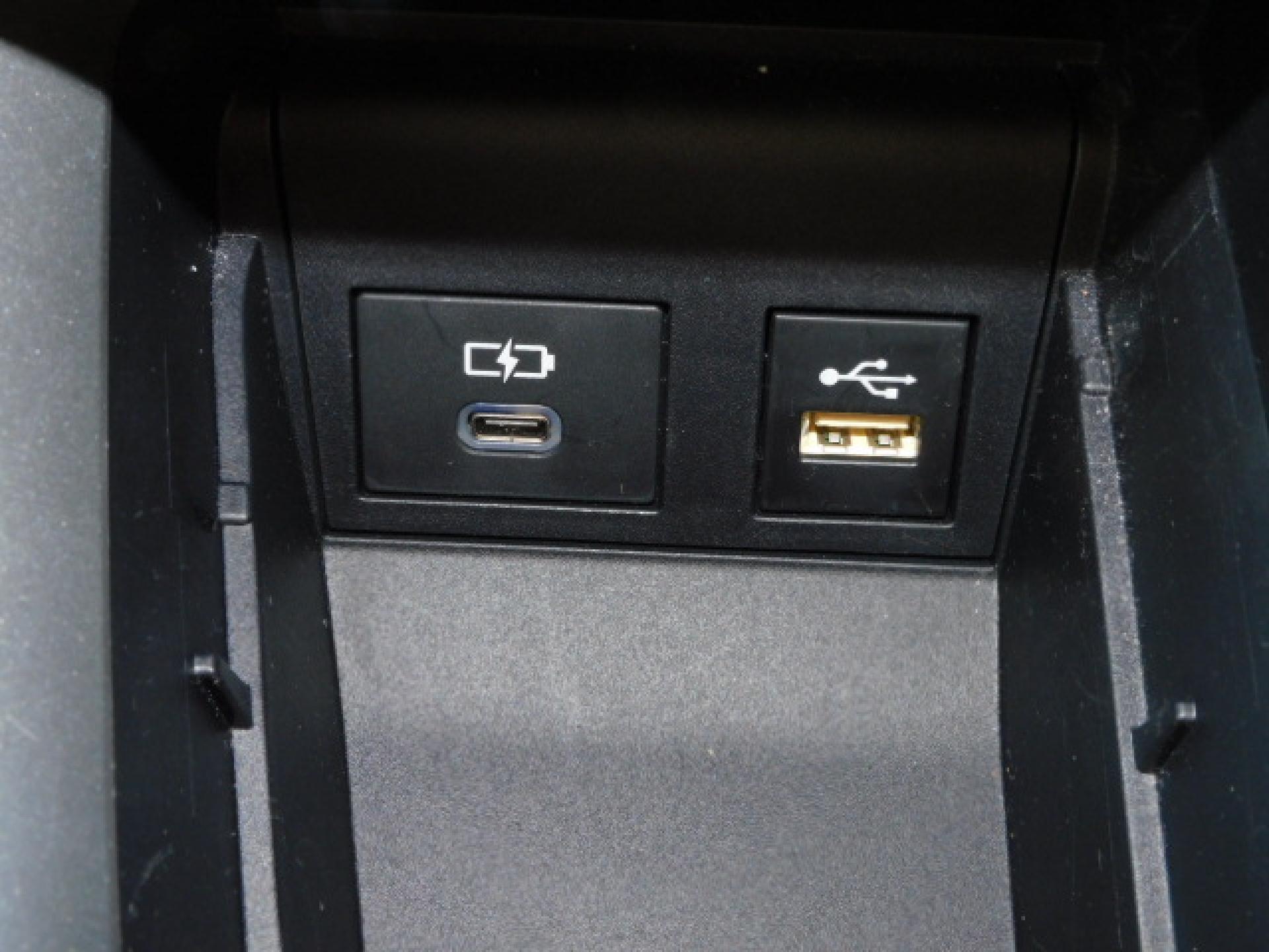 シフト横小物入れ内に充電用USB(Type-C)、通信用USB(Type-A)、各1個付いています。