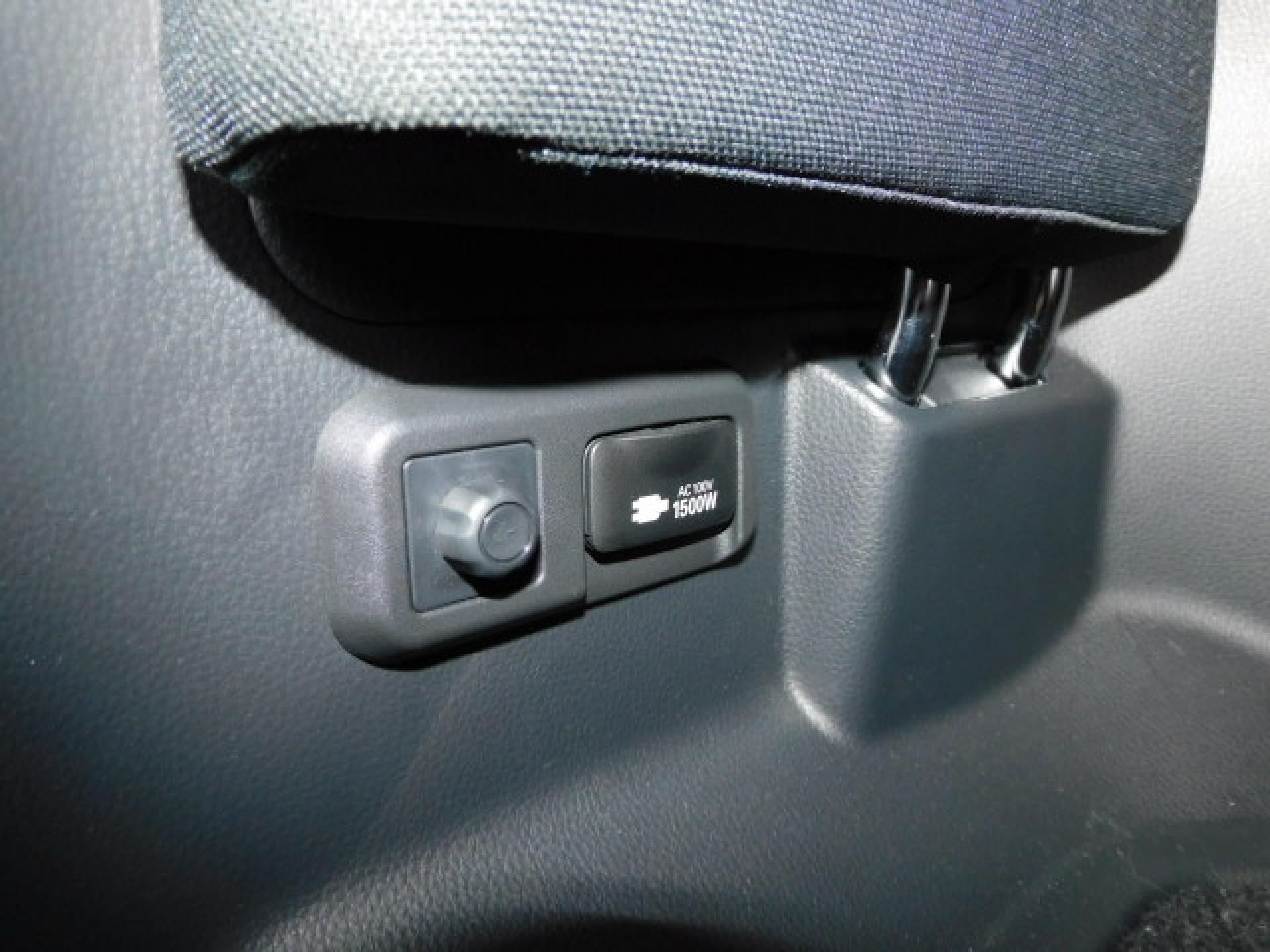 サードシート左後方には便利なACコンセントが付いております。