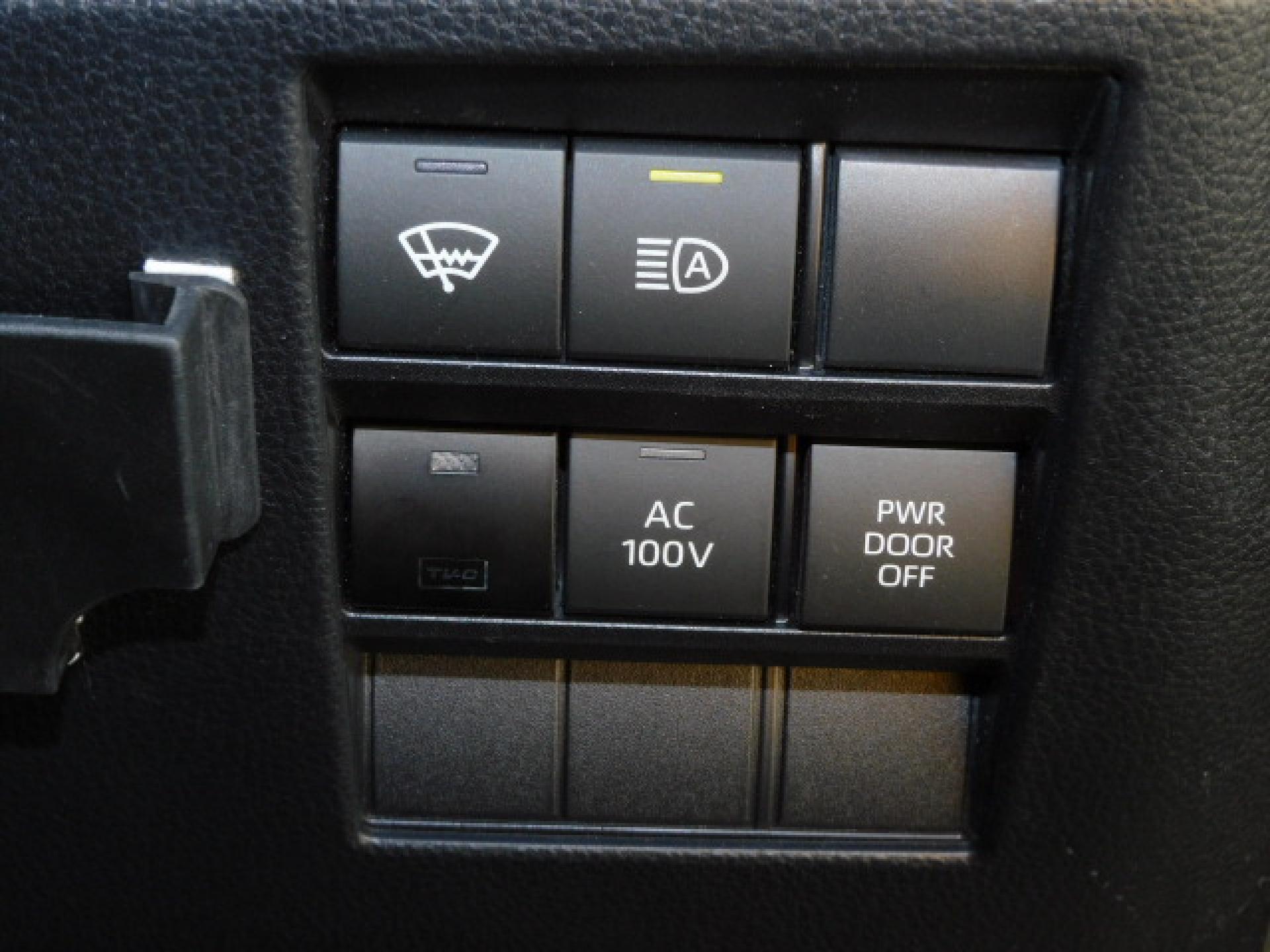 ウィンドシールドデアイサー&PTCヒーター(※)メーカーオプション 寒冷地仕様、オートマチックハイビーム、AC100V/1500Wメインスイッチ、パワードアメインスイッチ