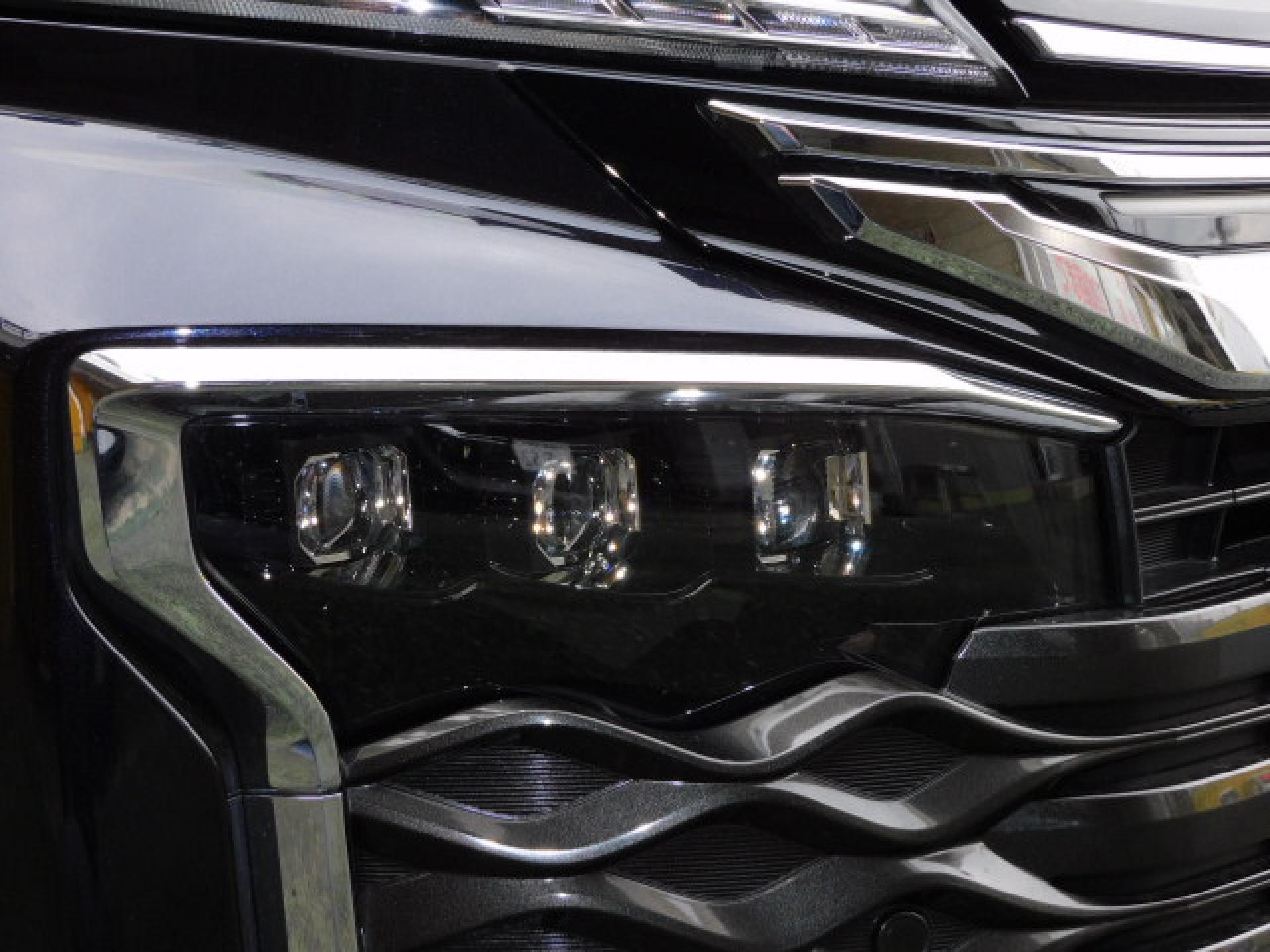 オートレベリング機能付プロジェクター式3眼LEDヘッドランプ+アダプティブハイビームシステム(※)メーカーオプション