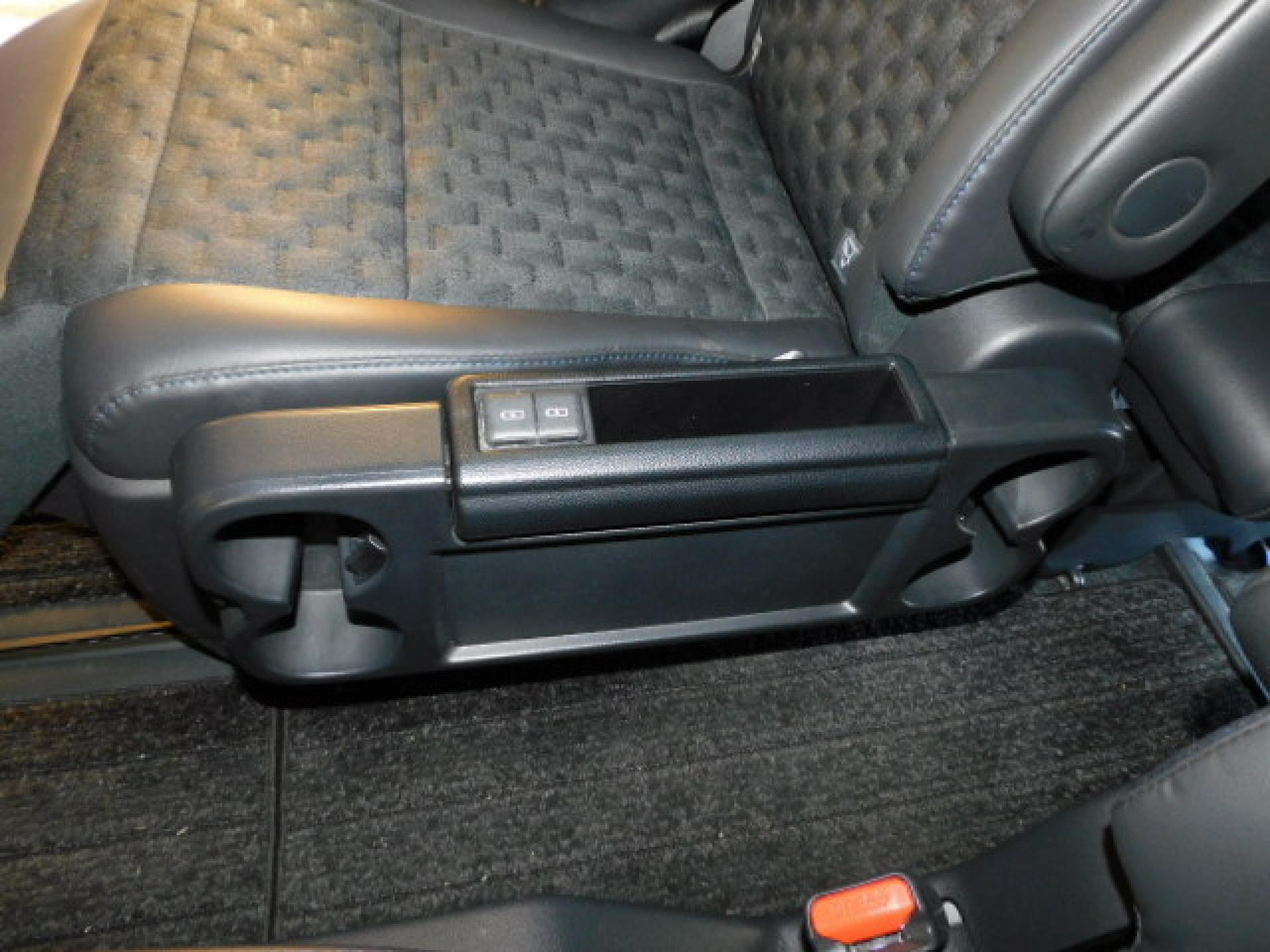 折りたたみ式セカンドシートサイドテーブル(カップホルダー×4・充電用USB×2)