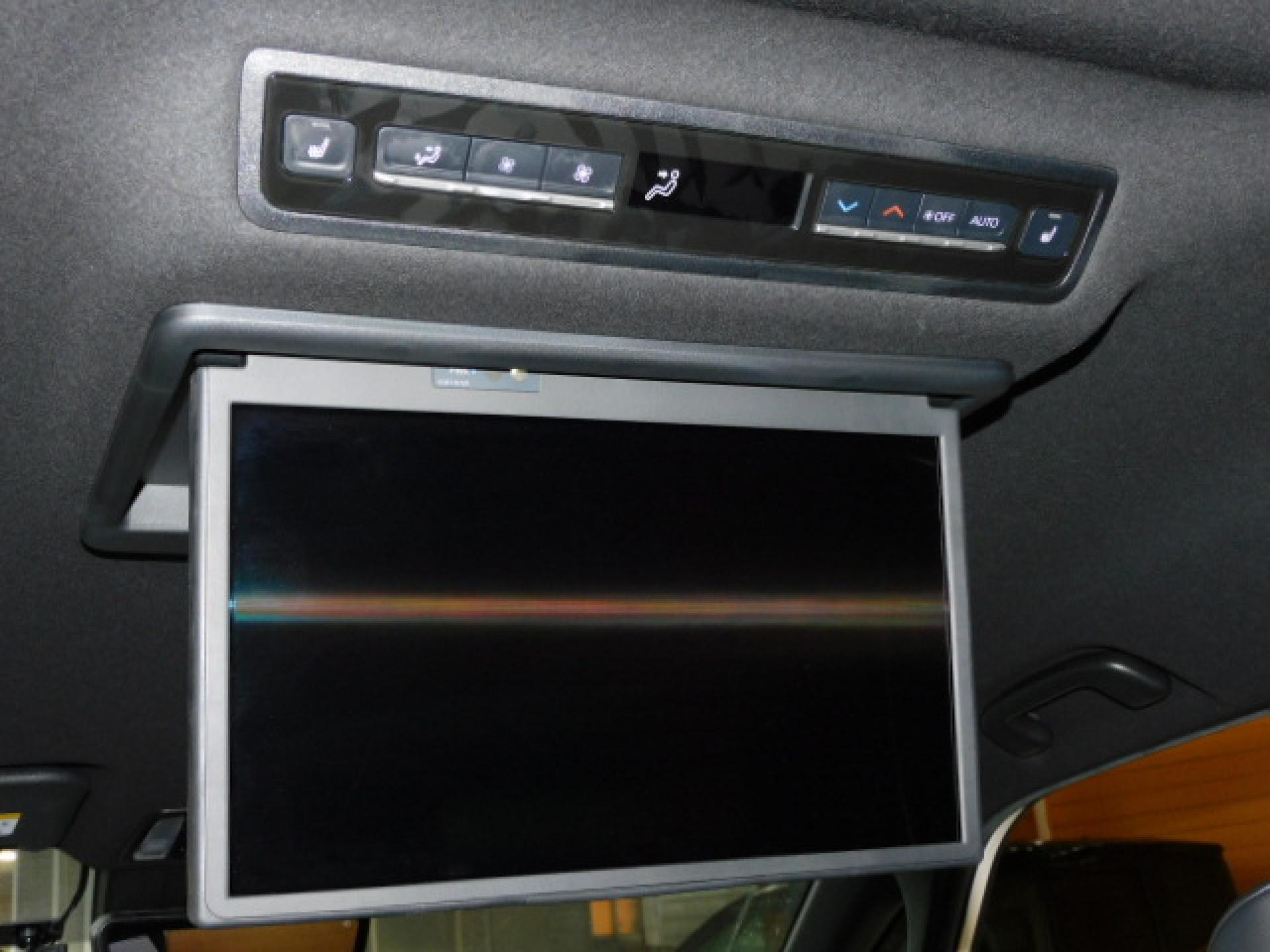 純正14インチ有機EL後席フリップダウンモニター(V14T-R72R)、後席オートエアコン、2列目シートヒーター(※)メーカーオプション快適利便パッケージHigh