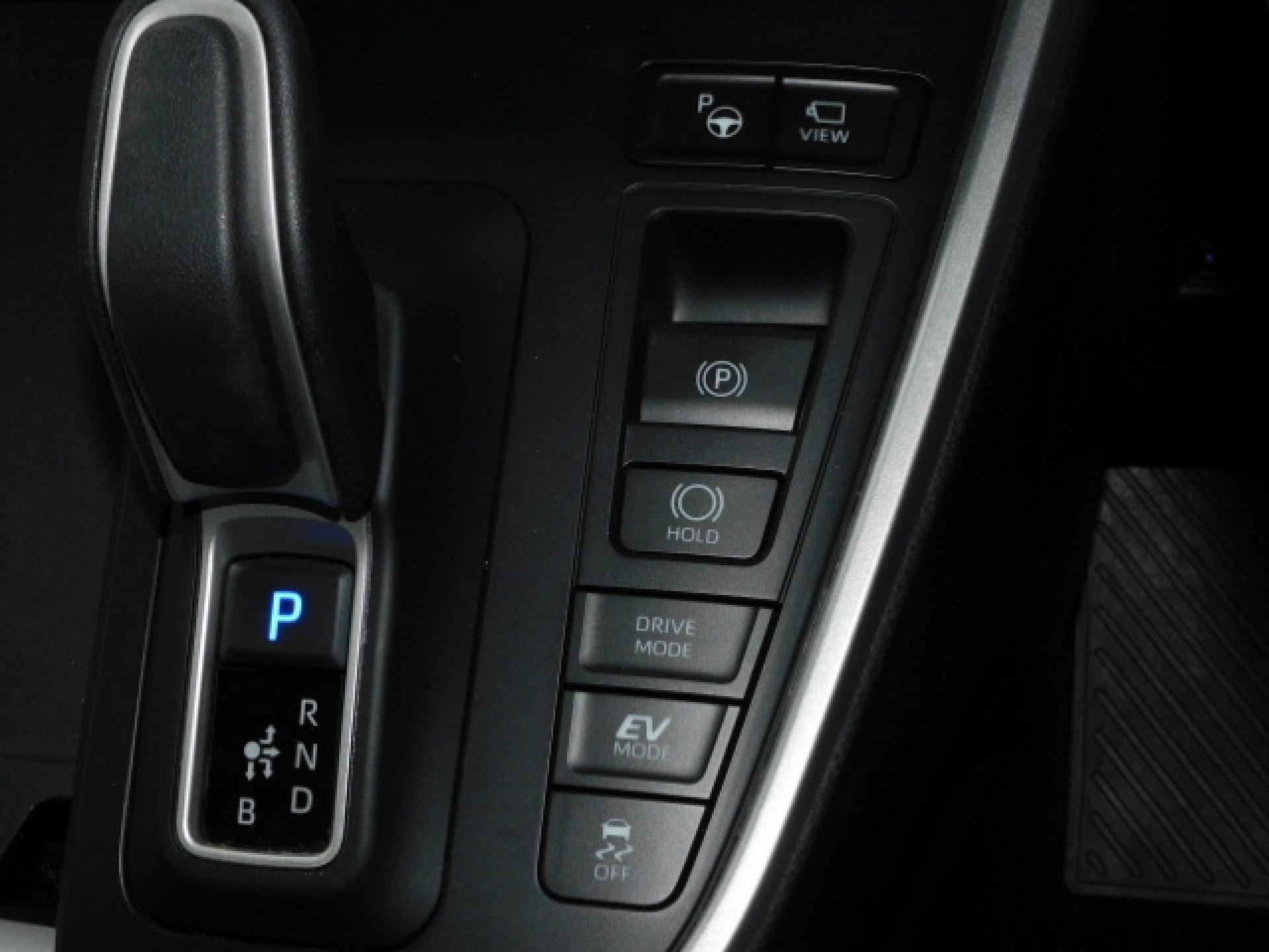 (上から)アドバンストパーク、パノラミックビューモニター(※)メーカーオプション トヨタチームメイト、電動パーキングブレーキ&ブレーキホールド、ドライブモード、TRC