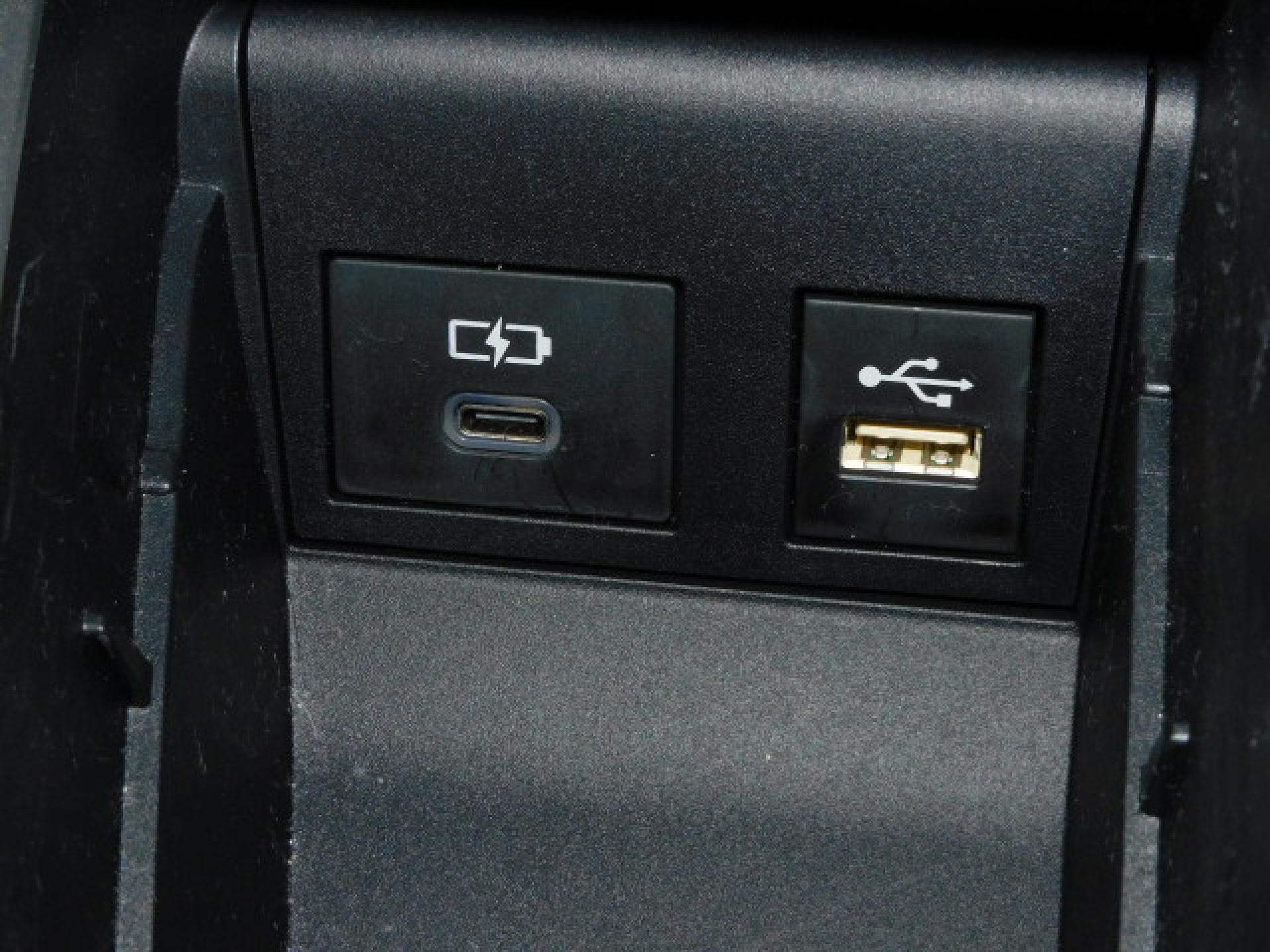 シフト横小物入れ内に充電用USB(Type-C)、通信用USB(Type-A)、各1個付いています。