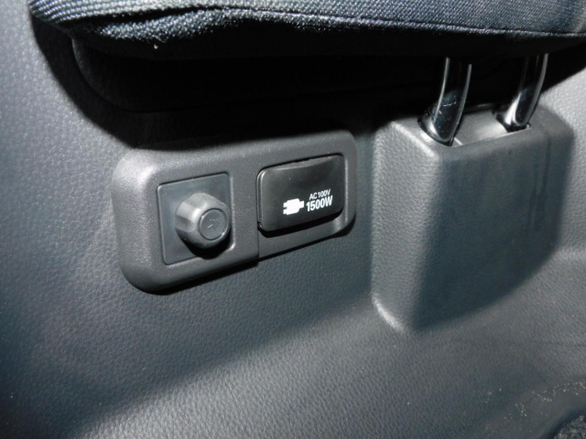 サードシート左後方には便利なACコンセントが付いております。