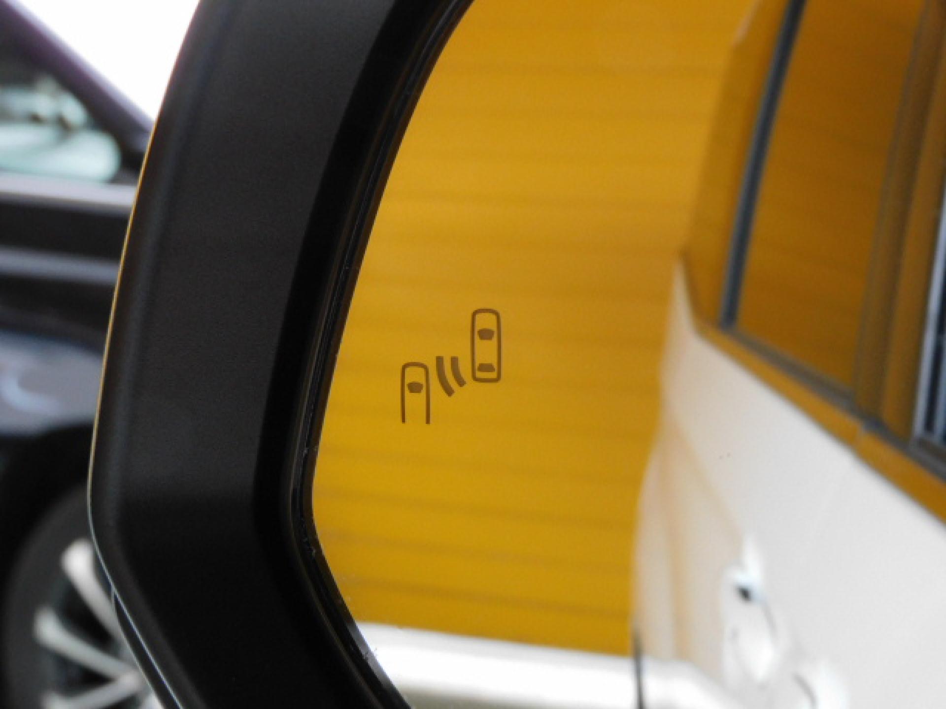 ブラインドスポットモニター+安心降車アシスト(※)メーカーオプション