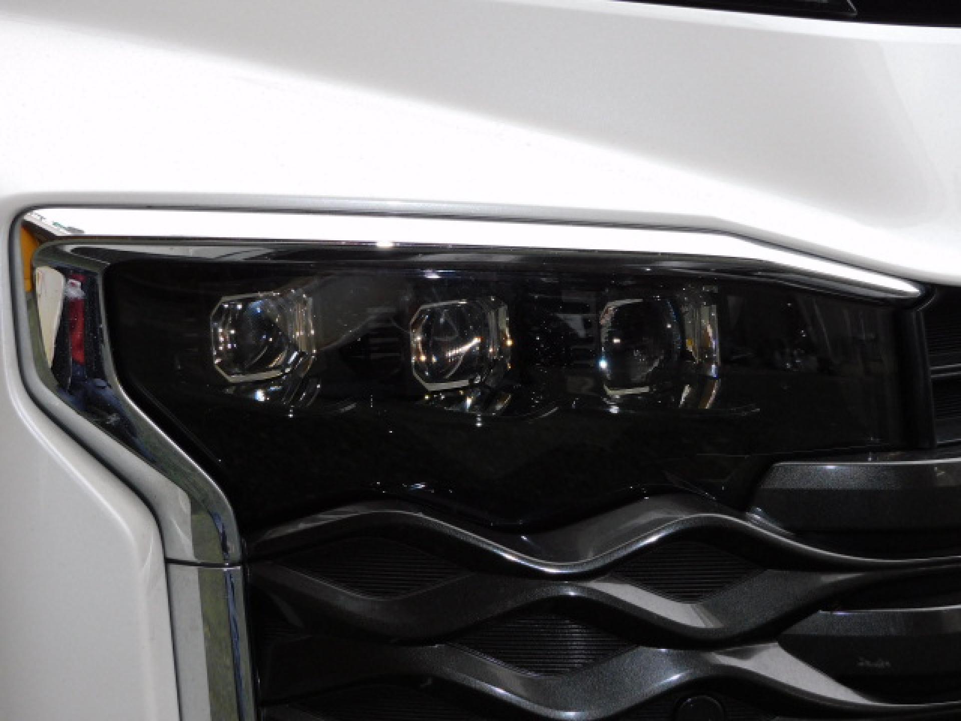 オートレベリング機能付プロジェクター式3眼LEDヘッドランプ+アダプティブハイビームシステム(※)メーカーオプション