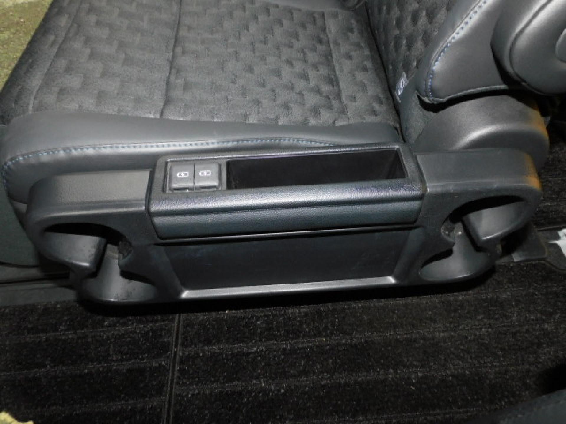 折りたたみ式セカンドシートサイドテーブル(カップホルダー×4・充電用USB×2)