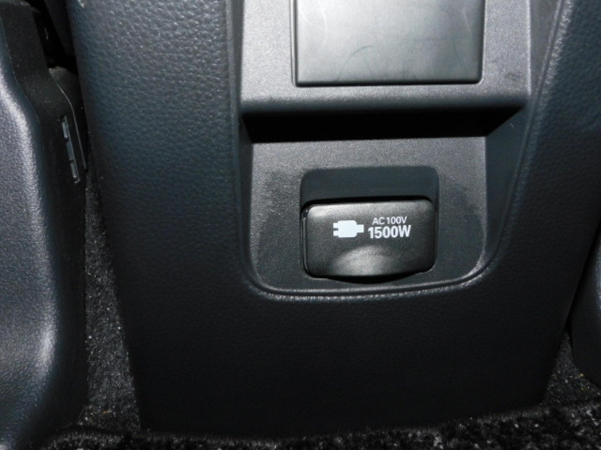 1500Wコンセント(センターコンソール後部)