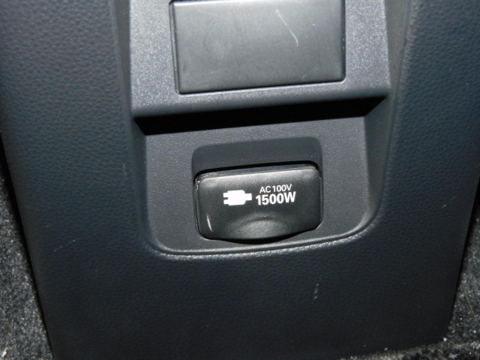 1500Wコンセント(センターコンソール後部)