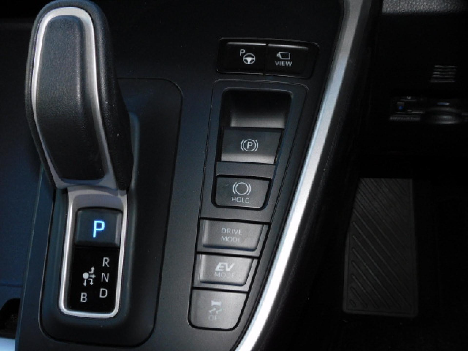 (上から)アドバンストパーク、パノラミックビューモニター(※)メーカーオプション トヨタチームメイト、電動パーキングブレーキ&ブレーキホールド、ドライブモード、TRC