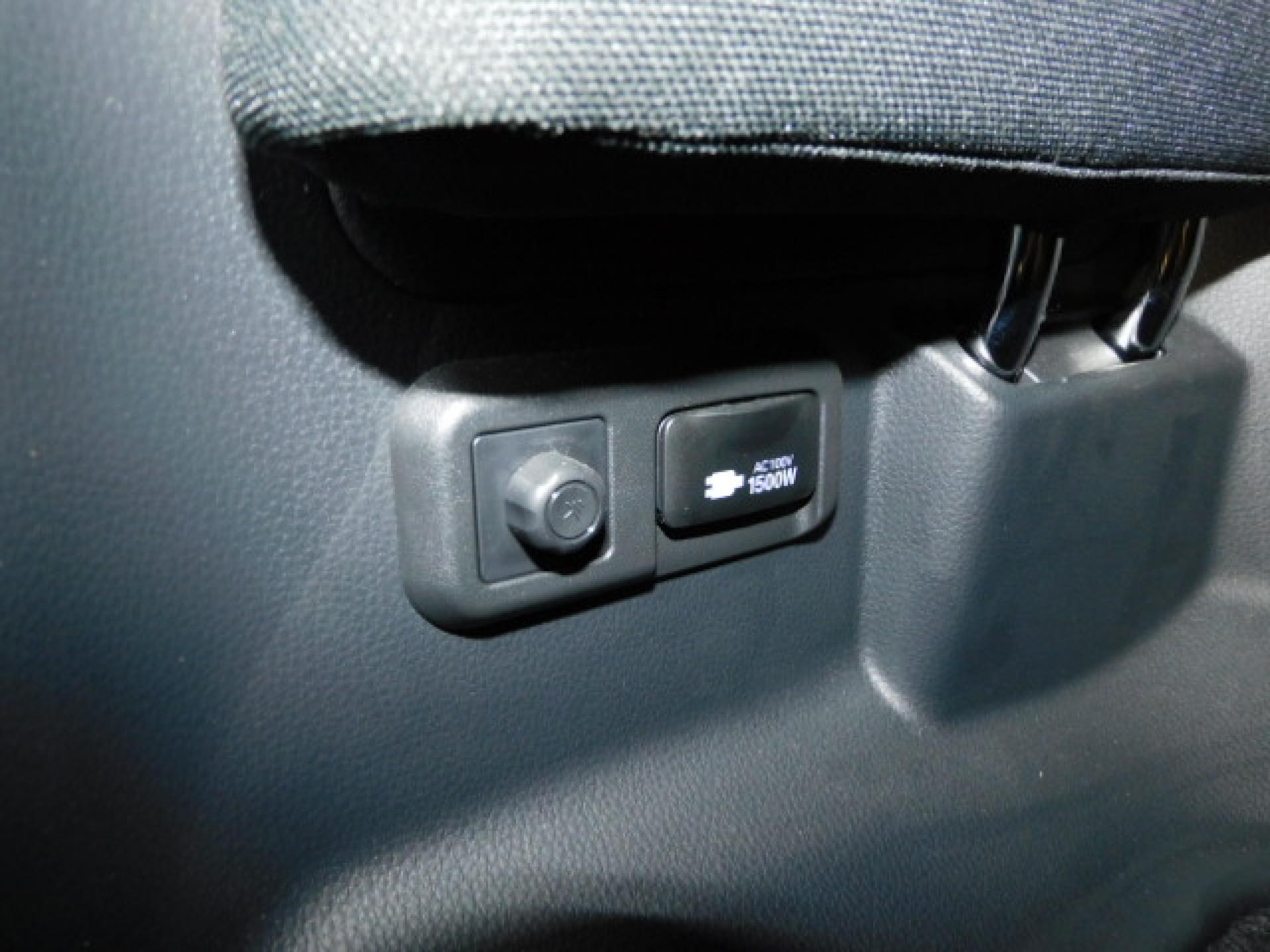 サードシート左後方には便利なACコンセントが付いております。