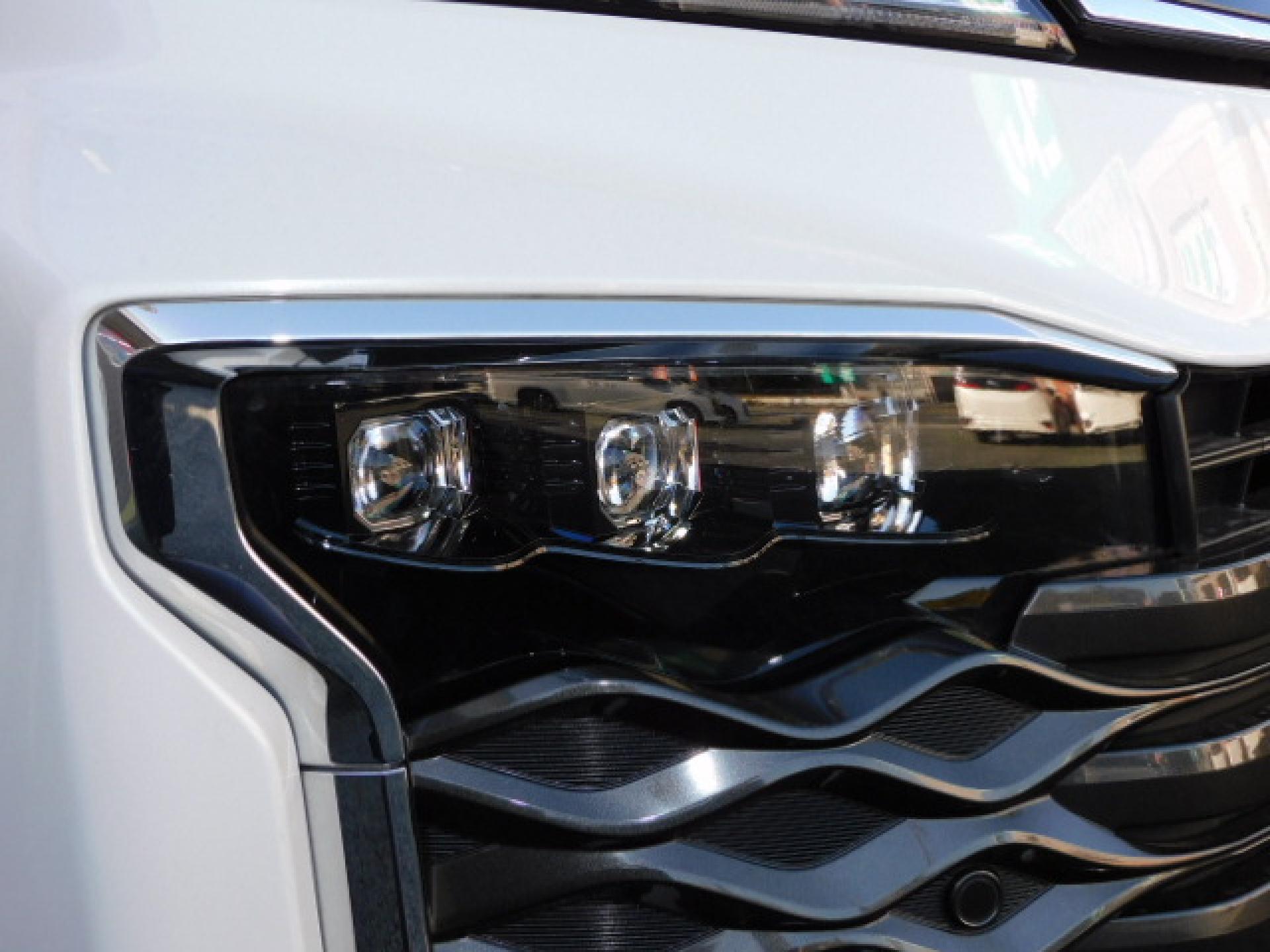 オートレベリング機能付プロジェクター式3眼LEDヘッドランプ+アダプティブハイビームシステム(※)メーカーオプション