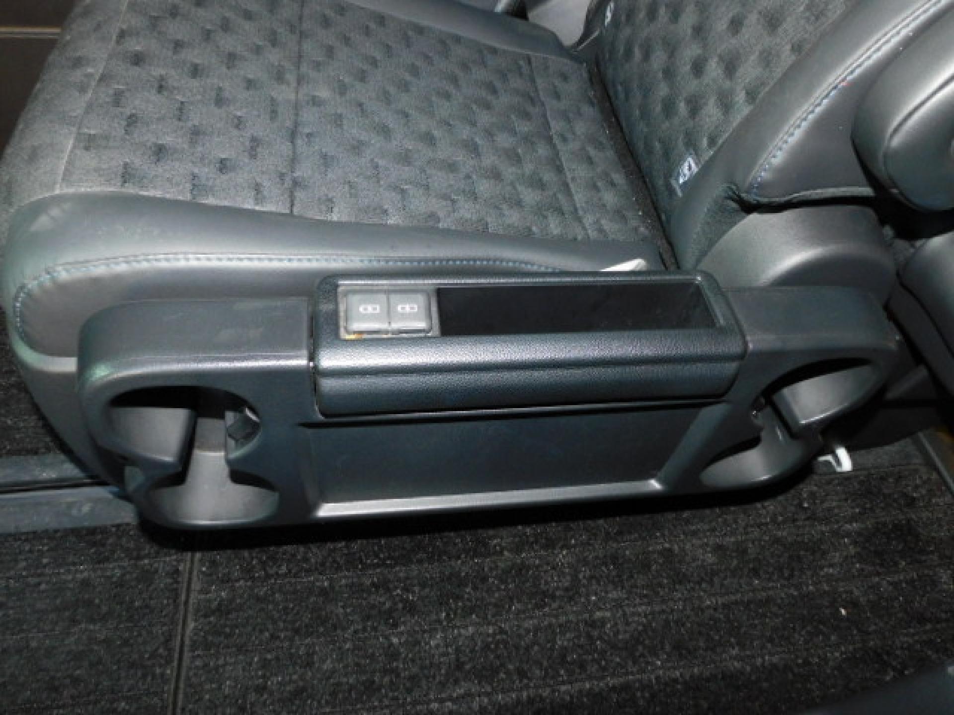 折りたたみ式セカンドシートサイドテーブル(カップホルダー×4・充電用USB×2)