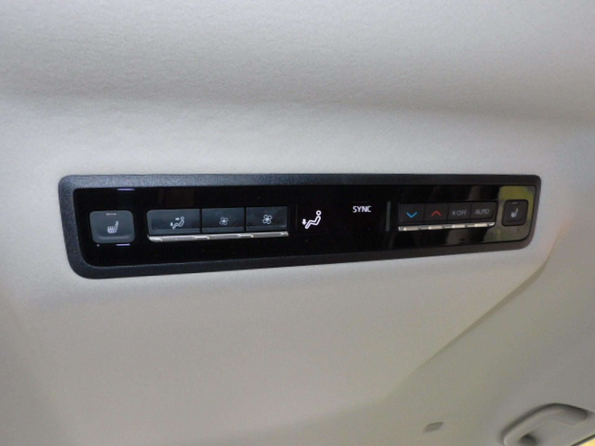 後席オートエアコン、2列目シートヒーター（※）メーカーオプション快適利便パッケージHigh