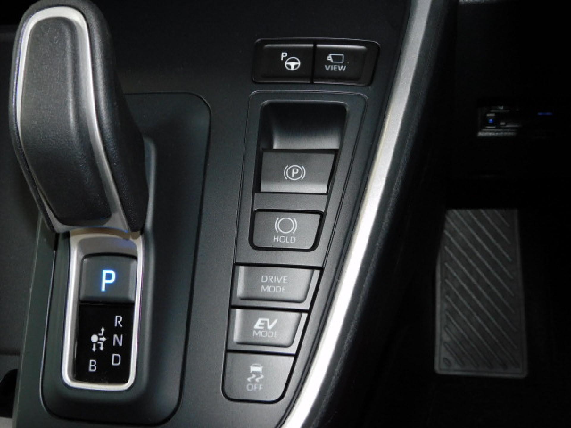 （上から）アドバンストパーク、パノラミックビューモニター（※）メーカーオプション トヨタチームメイト、電動パーキングブレーキ＆ブレーキホールド、ドライブモード、TRC