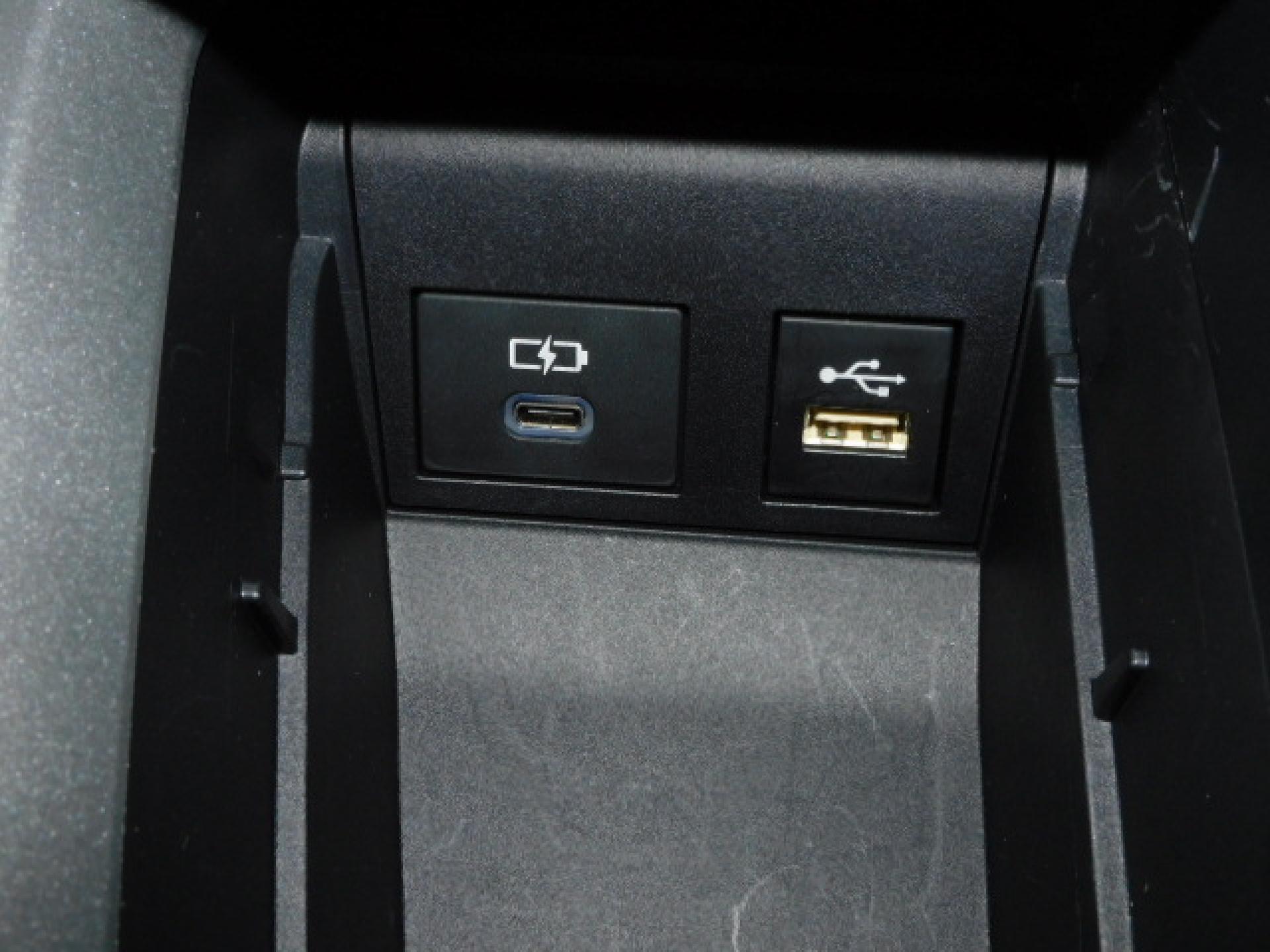 シフト横小物入れ内に充電用USB（Type-C）、通信用USB（Type-A）、各1個付いています。