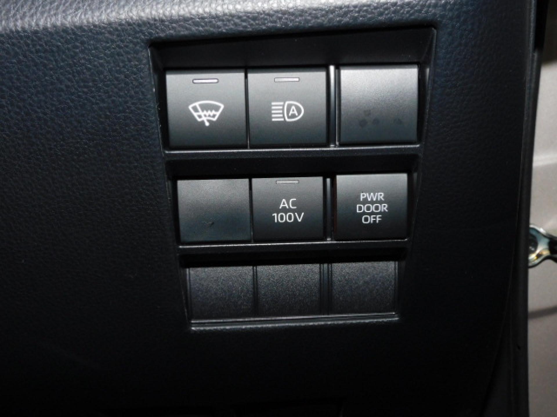 ウィンドシールドデアイサー＆PTCヒーター（※）メーカーオプション 寒冷地仕様、オートマチックハイビーム、AC100V/1500Wメインスイッチ、パワードアメインスイッチ