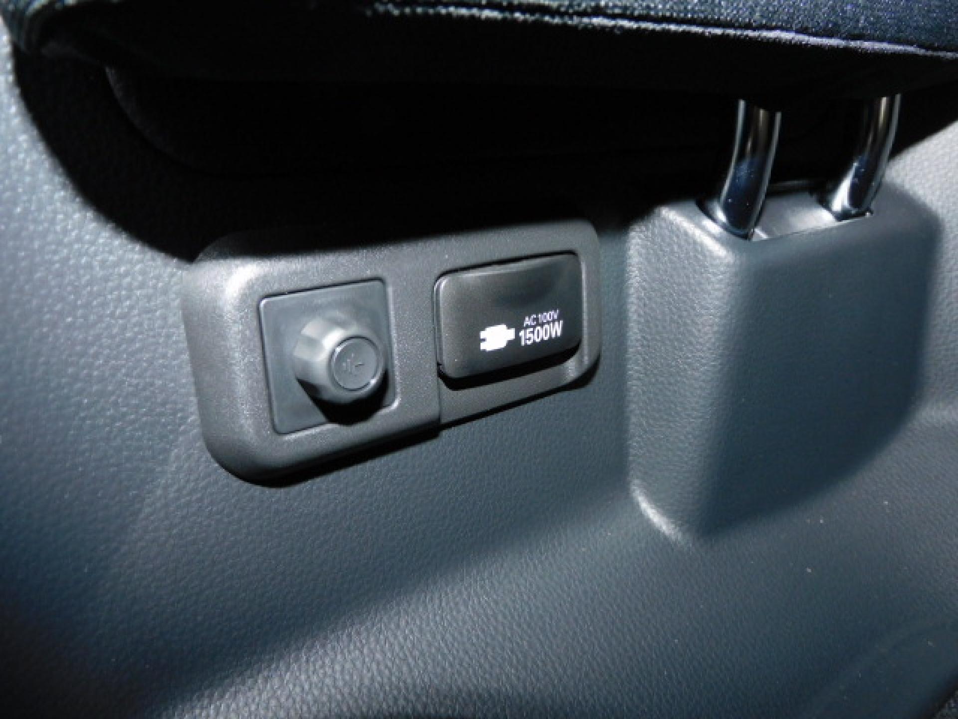 サードシート左後方には便利なACコンセントが付いております。