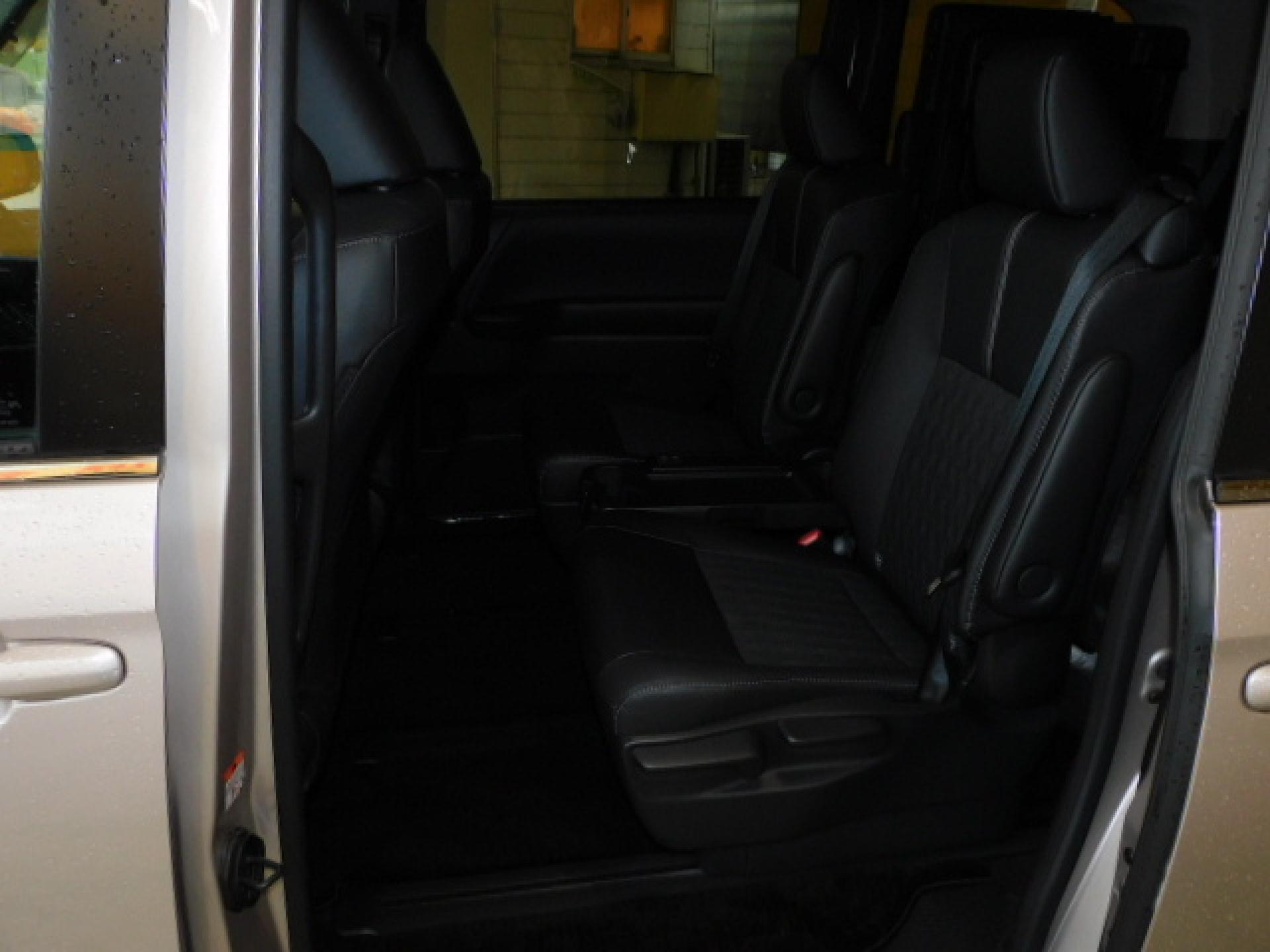 7人乗り（超ロングスライド＋リクライニング＋両側アームレスト）、折りたたみ式サイドテーブル、2列目シートヒーター（※）メーカーオプション快適利便パッケージHigh