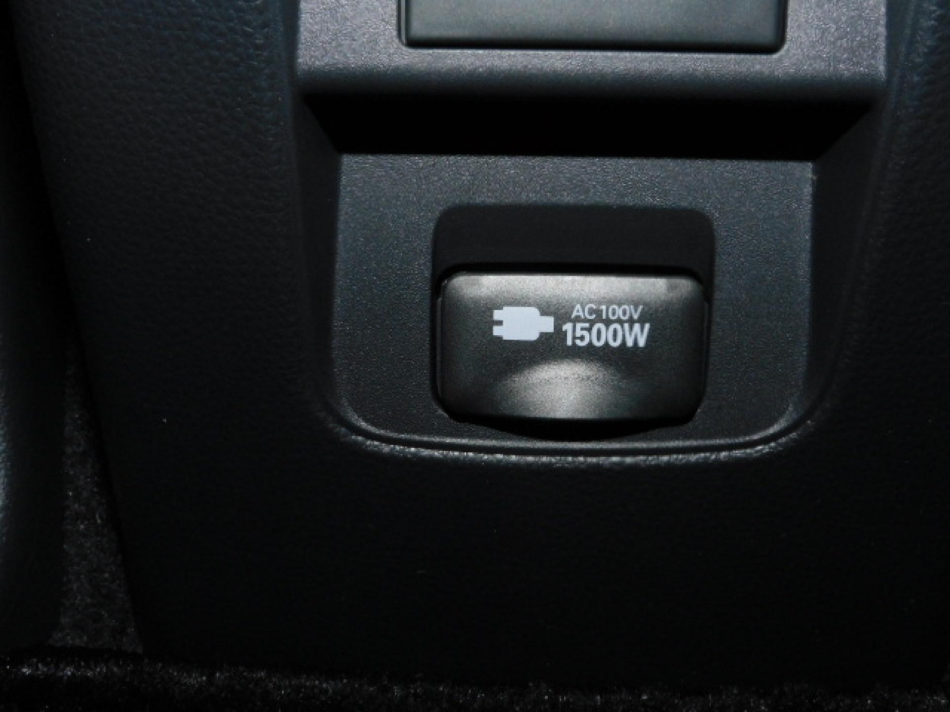 1500Wコンセント（センターコンソール後部）
