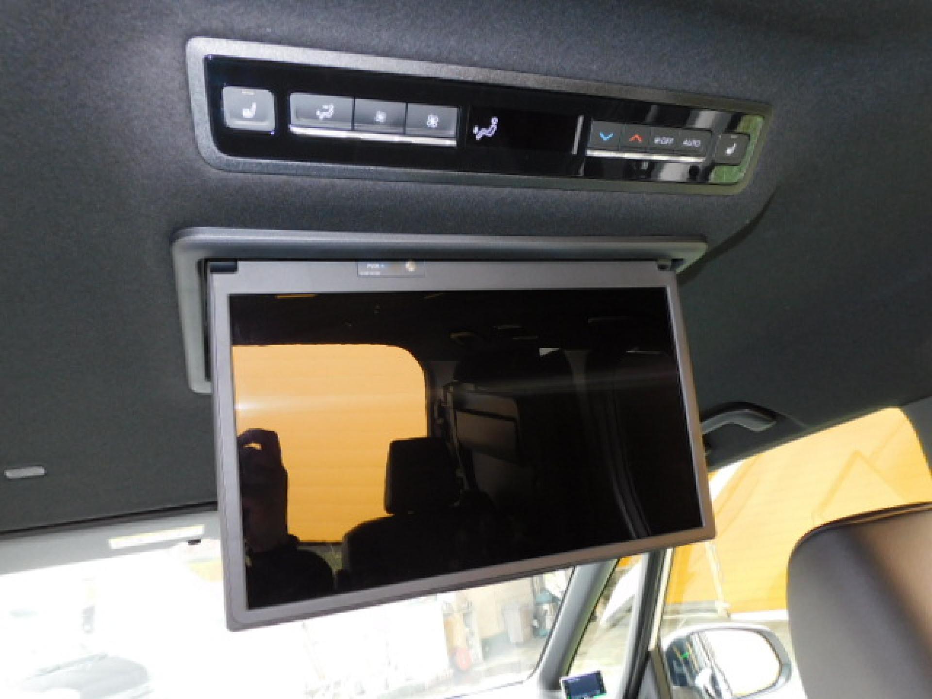 純正14インチ有機EL後席フリップダウンモニター（V14T-R72R）、後席オートエアコン、2列目シートヒーター（※）メーカーオプション快適利便パッケージHigh