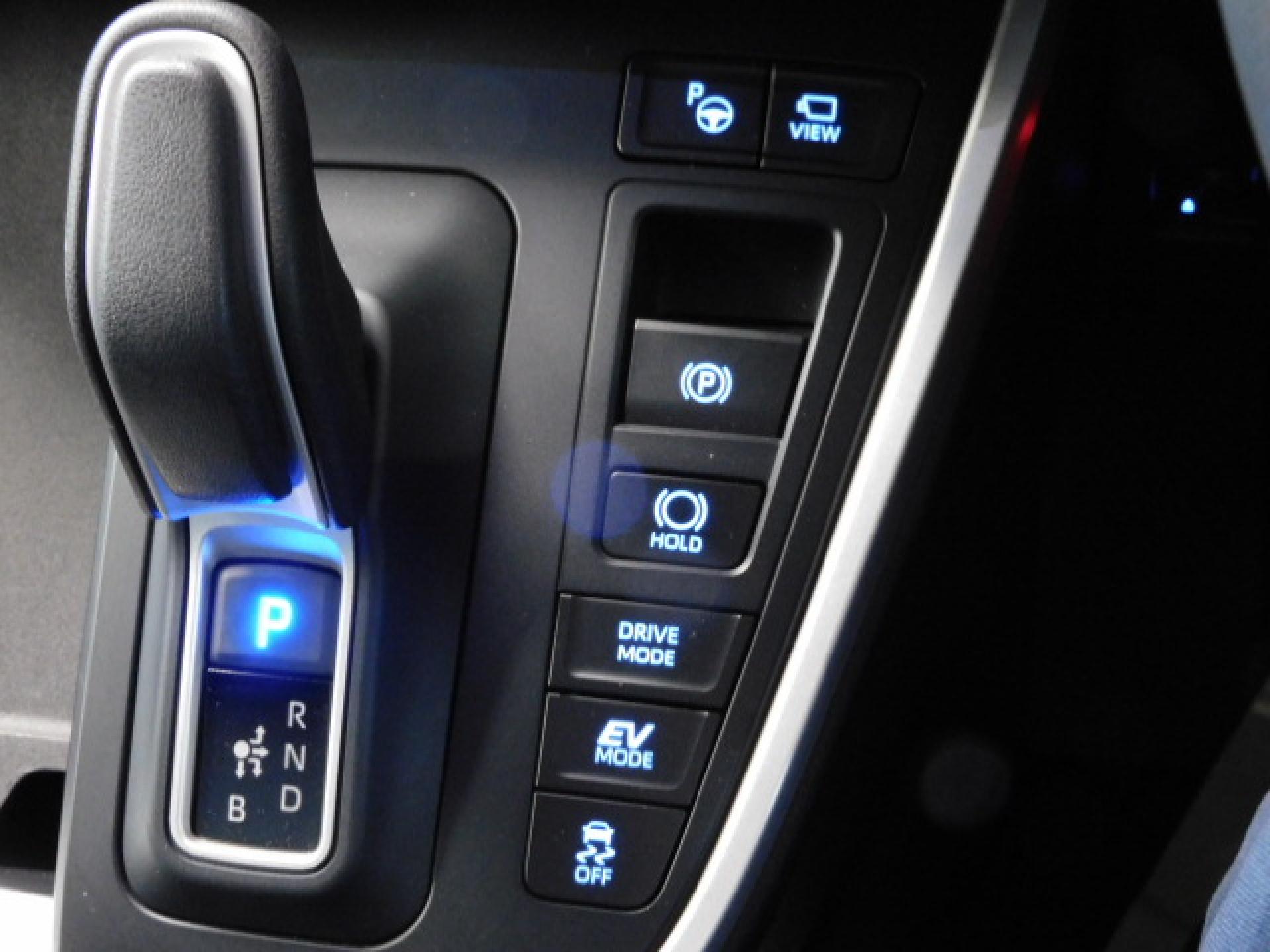 （上から）アドバンストパーク、パノラミックビューモニター（※）メーカーオプション トヨタチームメイト、電動パーキングブレーキ＆ブレーキホールド、ドライブモード、TRC