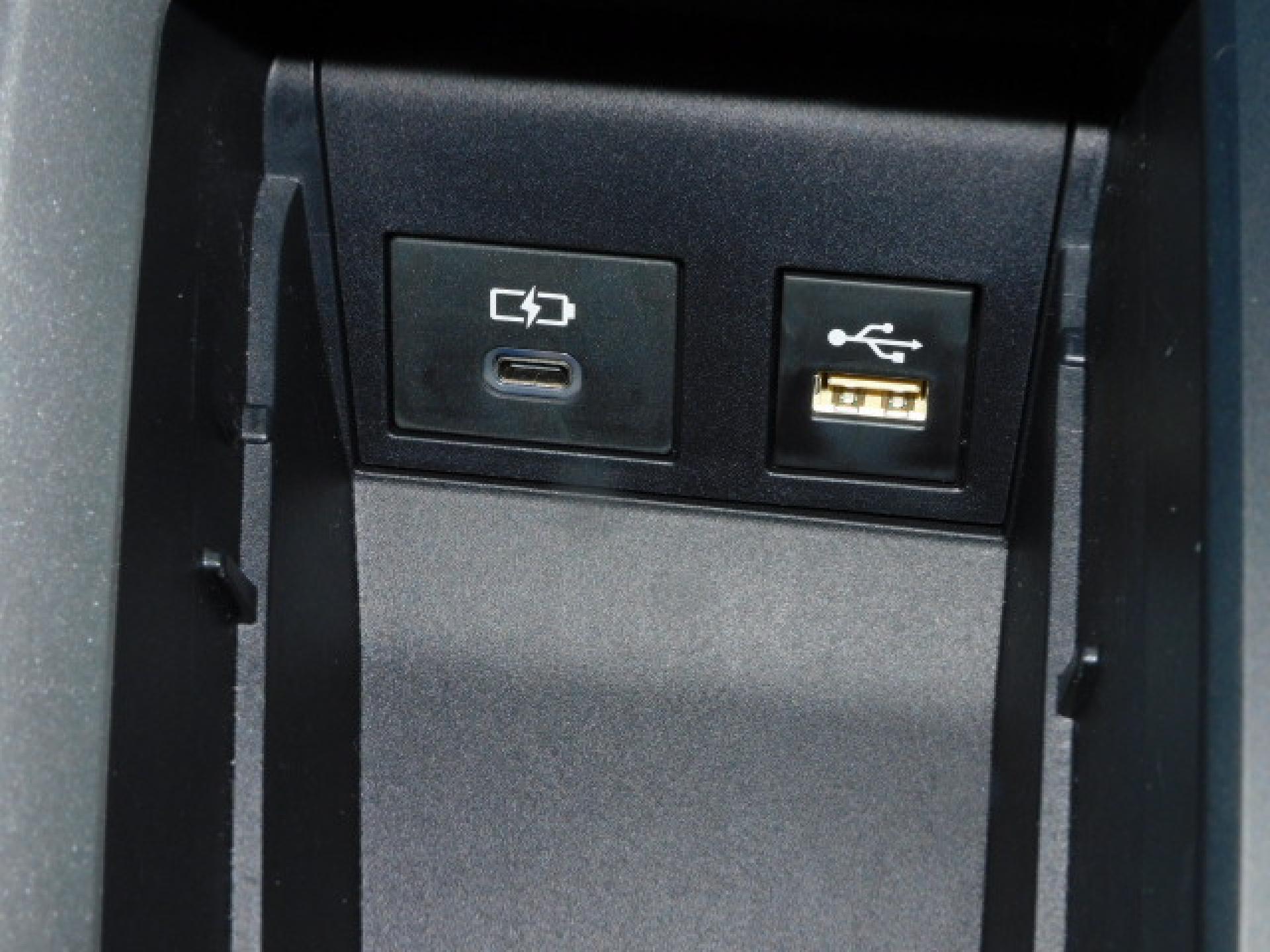 シフト横小物入れ内に充電用USB（Type-C）、通信用USB（Type-A）、各1個付いています。