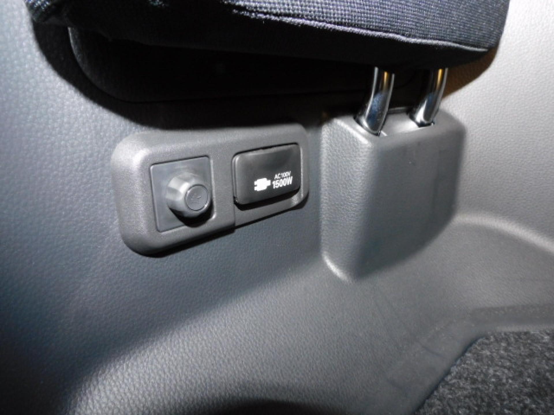 サードシート左後方には便利なACコンセントが付いております。