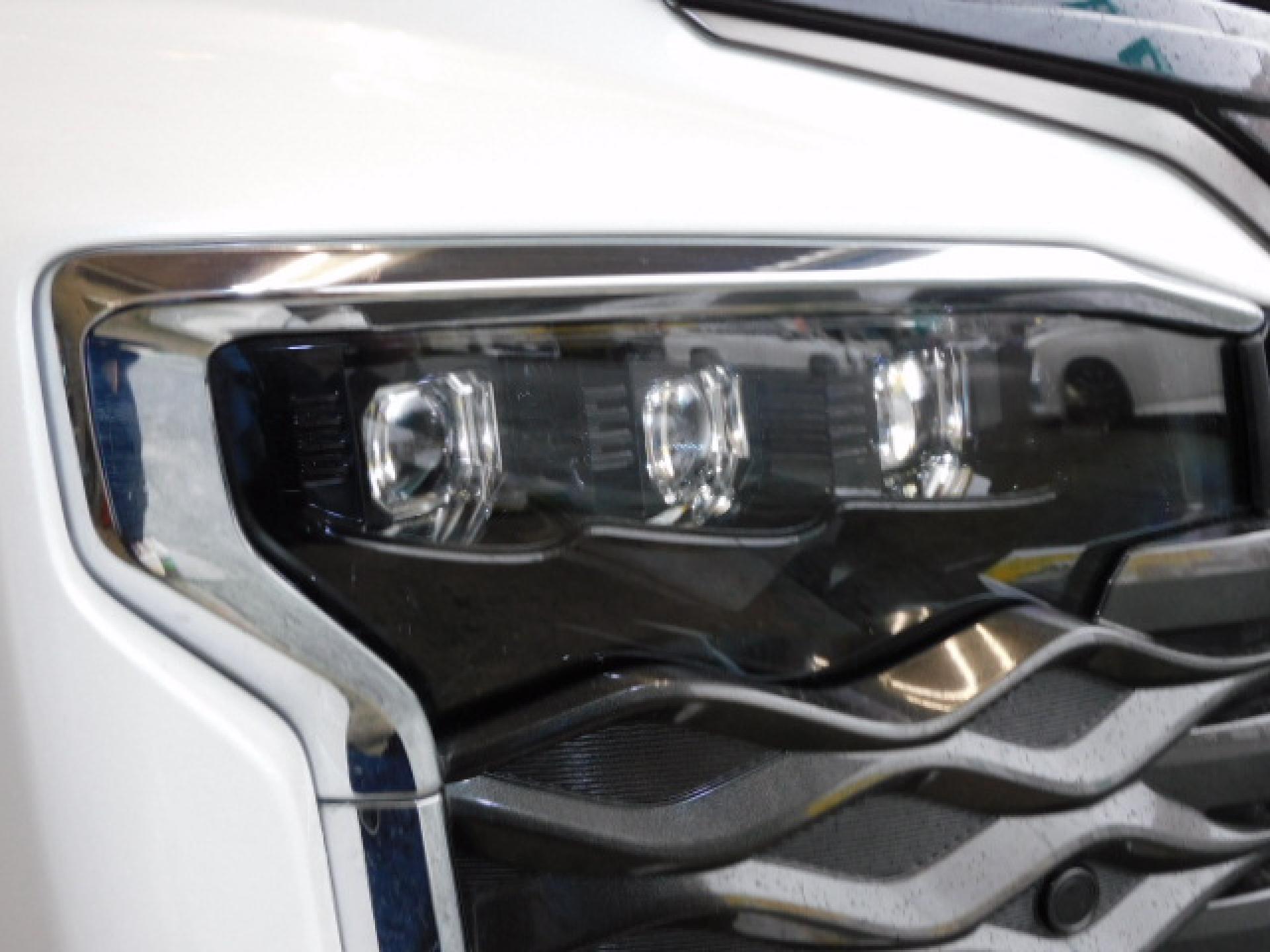 オートレベリング機能付プロジェクター式3眼LEDヘッドランプ＋アダプティブハイビームシステム（※）メーカーオプション