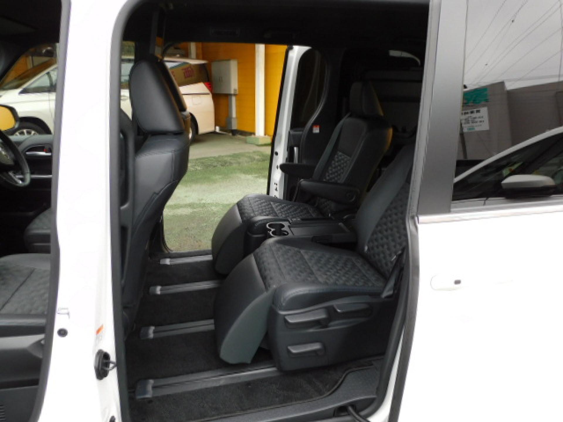 7人乗り（超ロングスライド＋リクライニング＋両側アームレスト）、折りたたみ式サイドテーブル、オットマン＆シートヒーター（※）メーカーオプション快適利便パッケージHigh